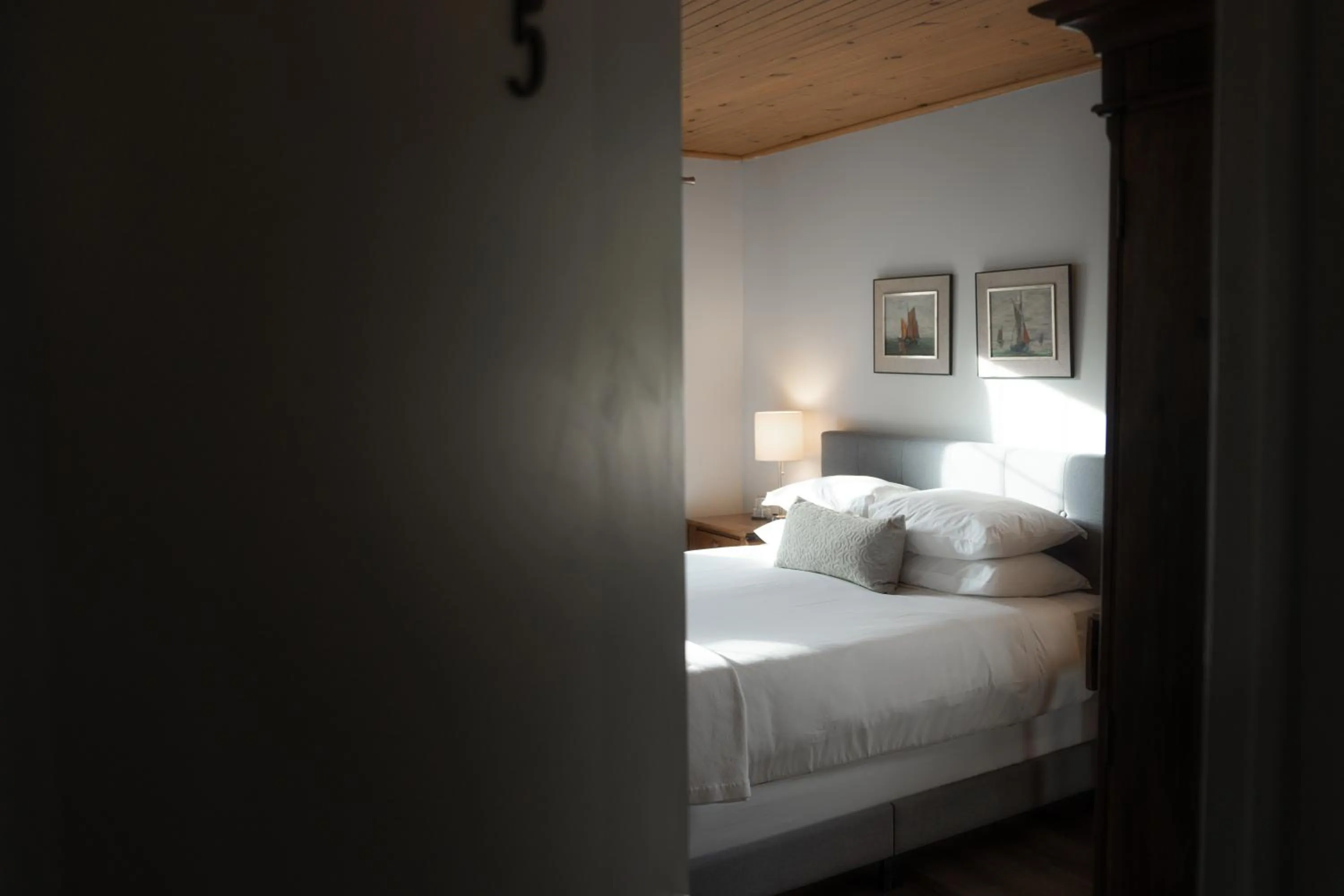 Bed in South Landing Inn