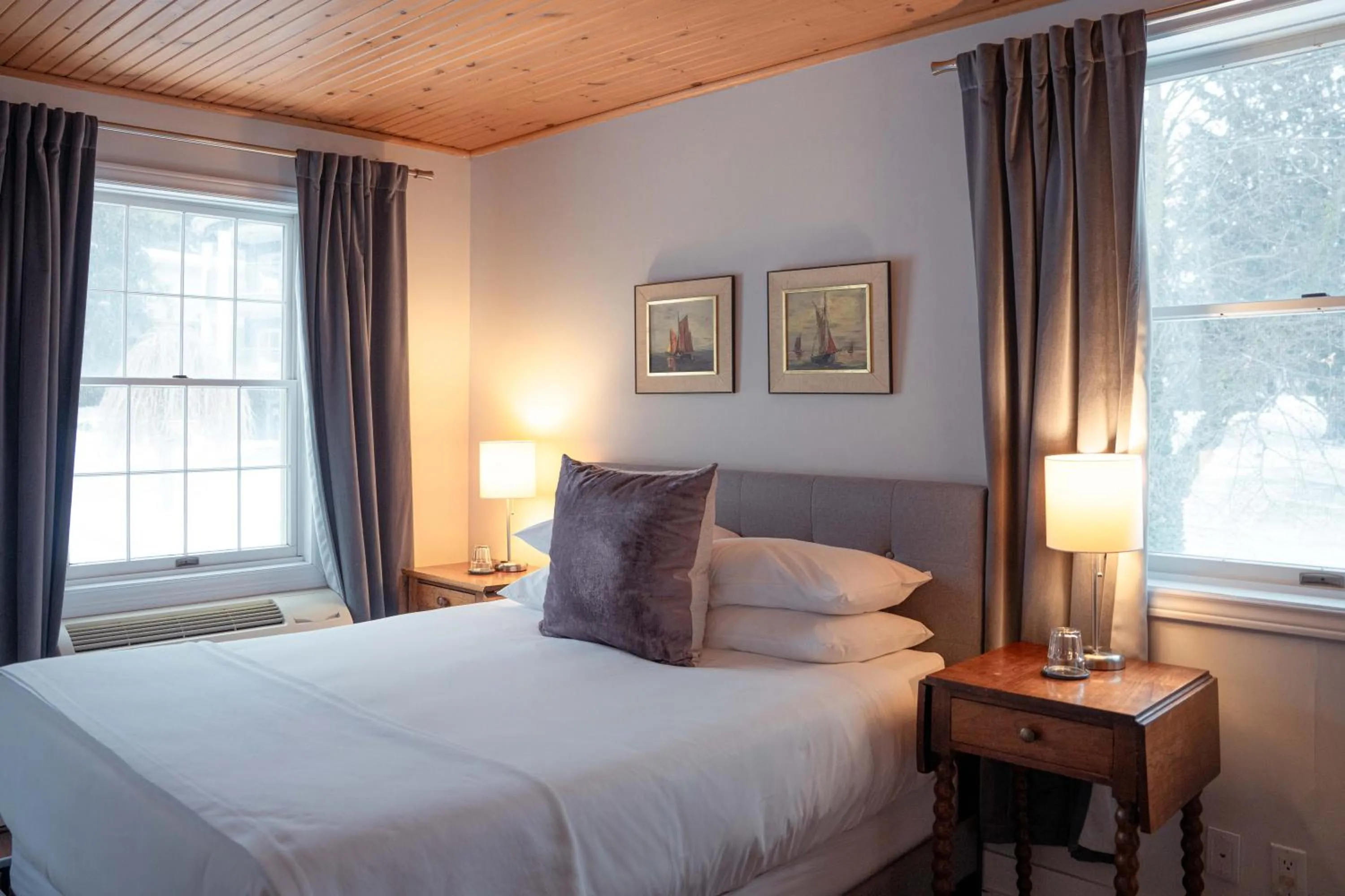 Bed in South Landing Inn