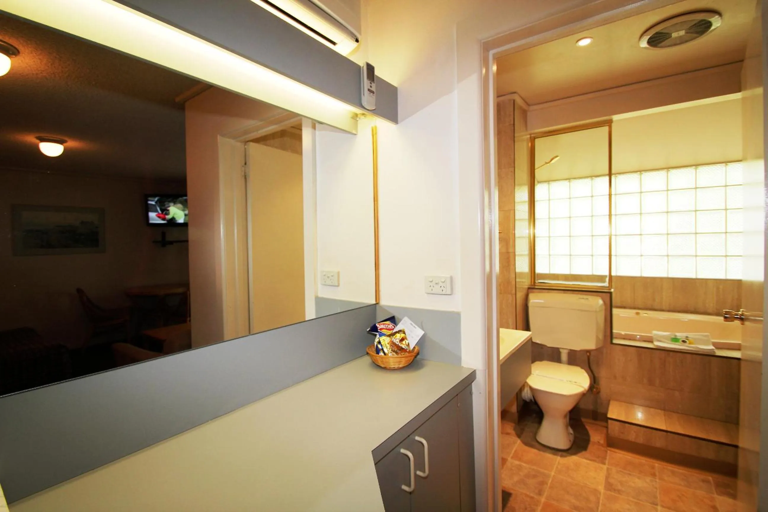 Shower in Beaumaris Bay Motel