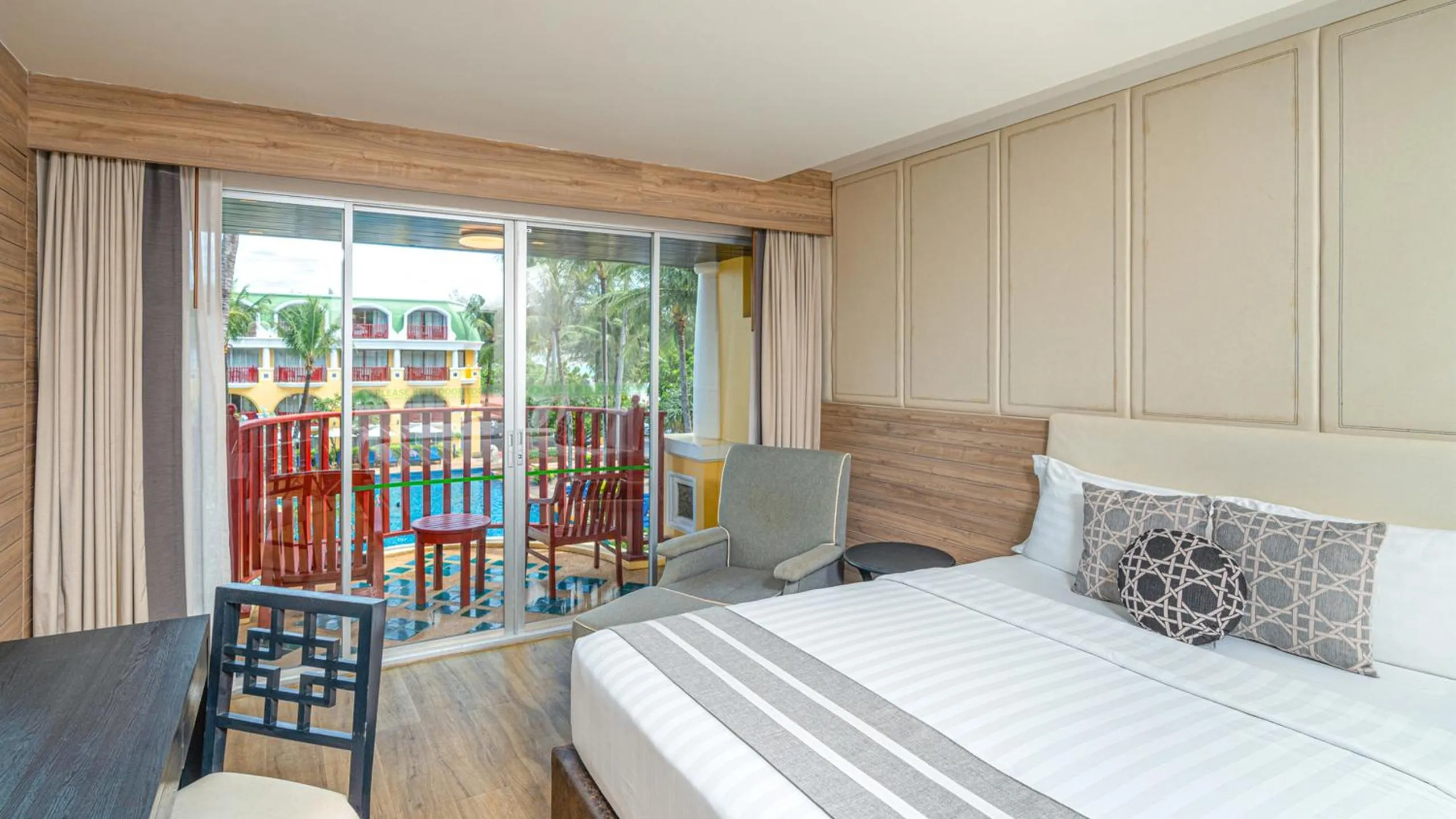 Bed in Phuket Graceland Resort and Spa