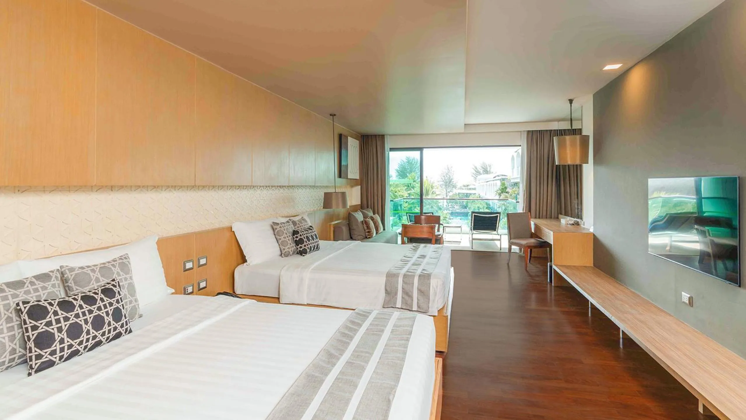 Bed in Phuket Graceland Resort and Spa