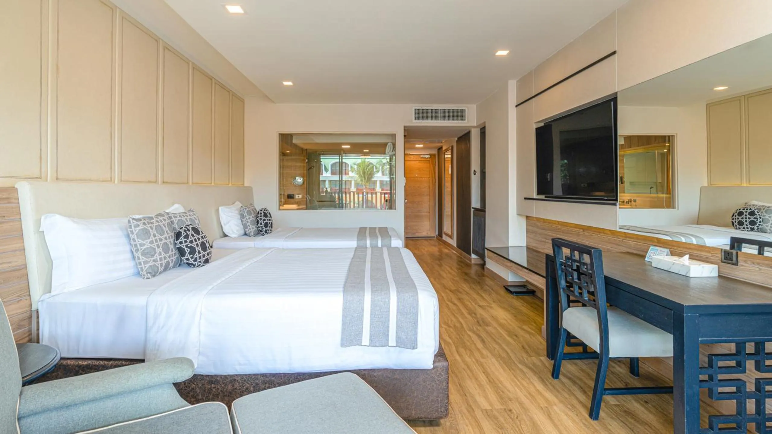 Bed in Phuket Graceland Resort and Spa