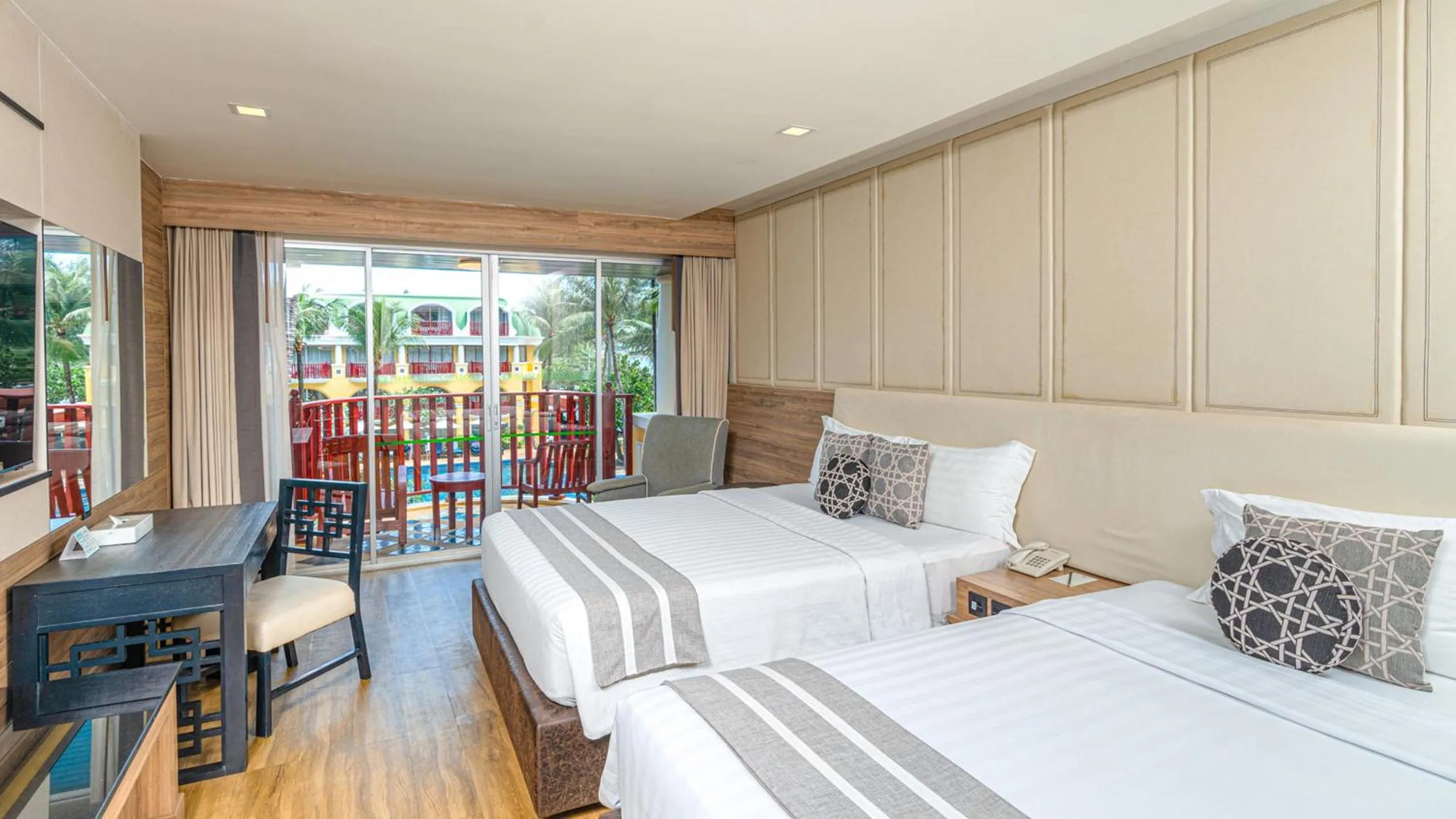 Bed in Phuket Graceland Resort and Spa