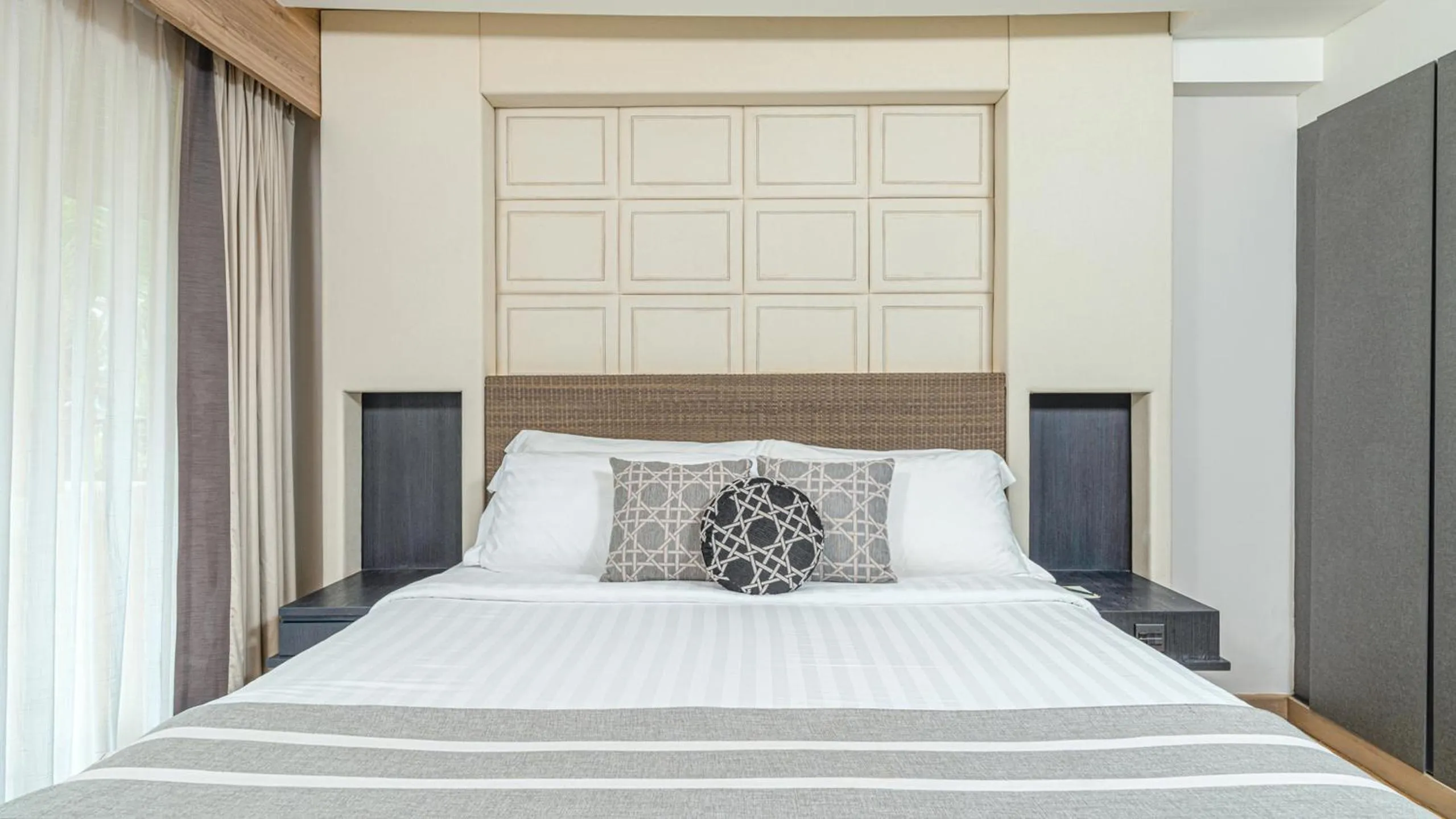 Bed in Phuket Graceland Resort and Spa