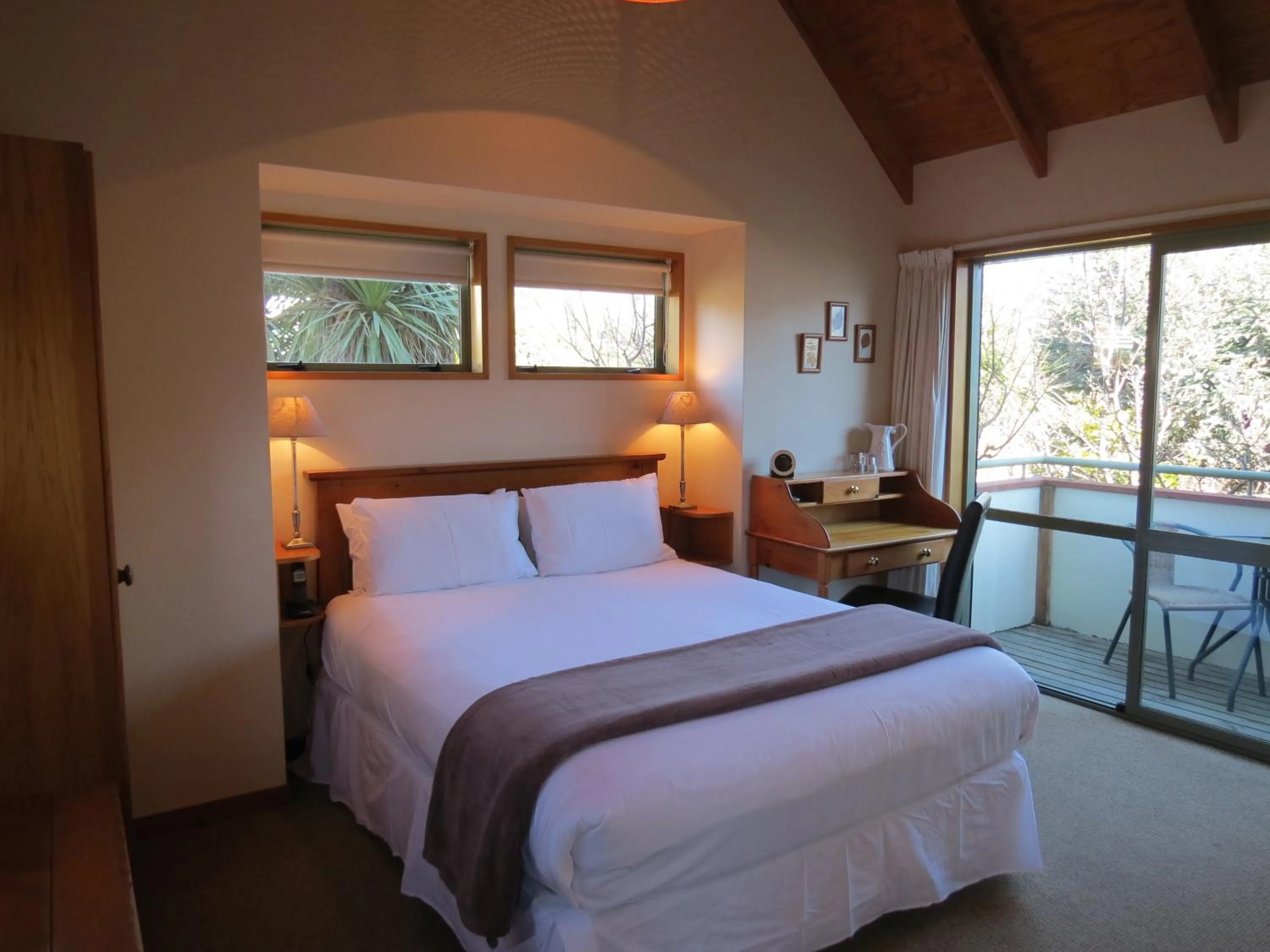 Bed in Te Wanaka Lodge