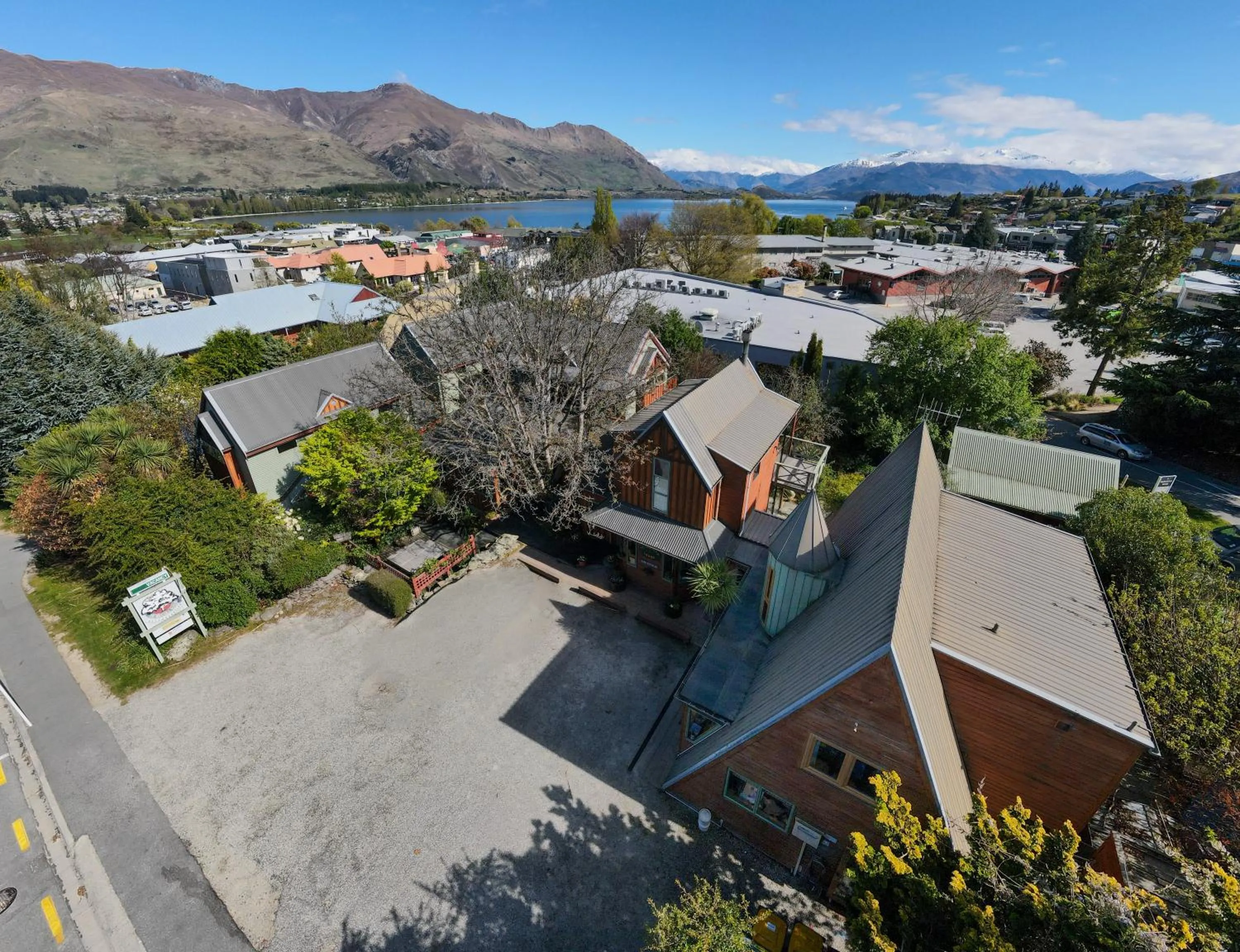 Facade/entrance in Te Wanaka Lodge