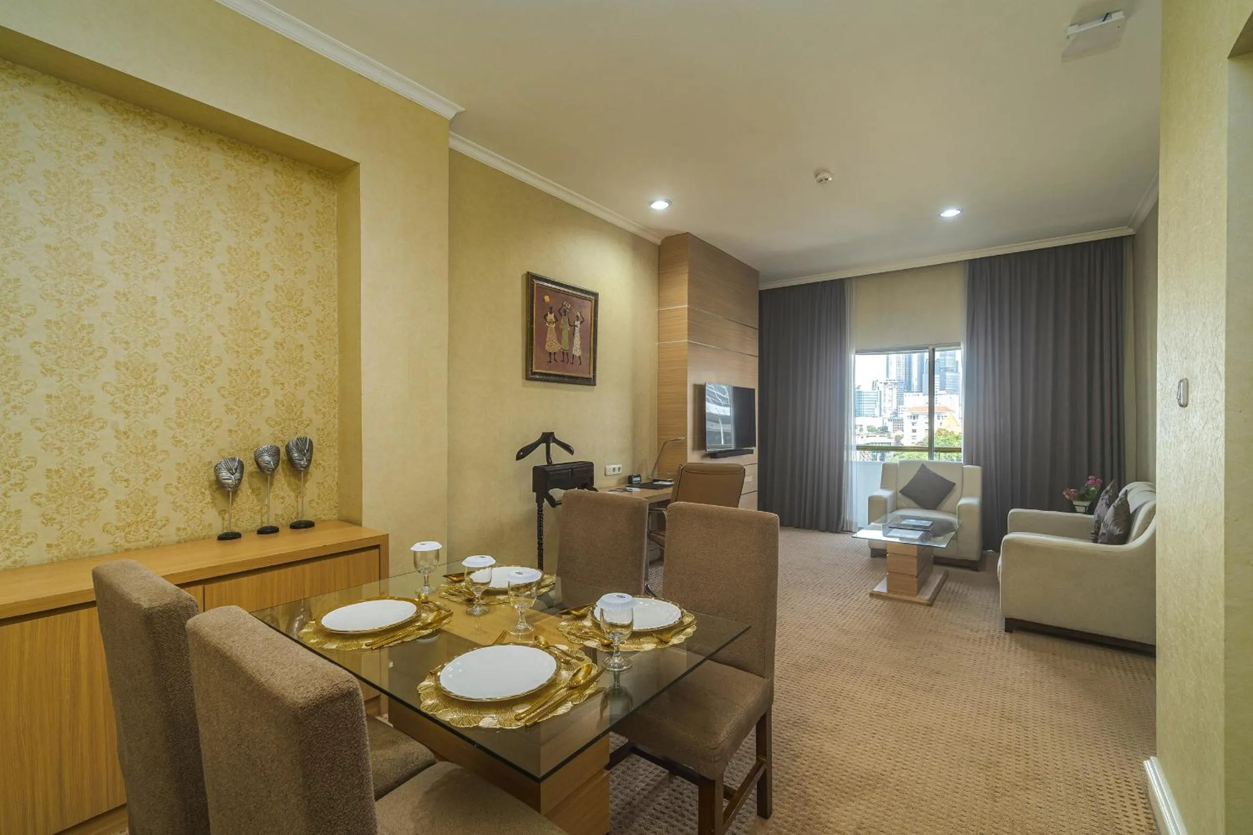 Dining area in Surabaya Suites Hotel Powered by Archipelago