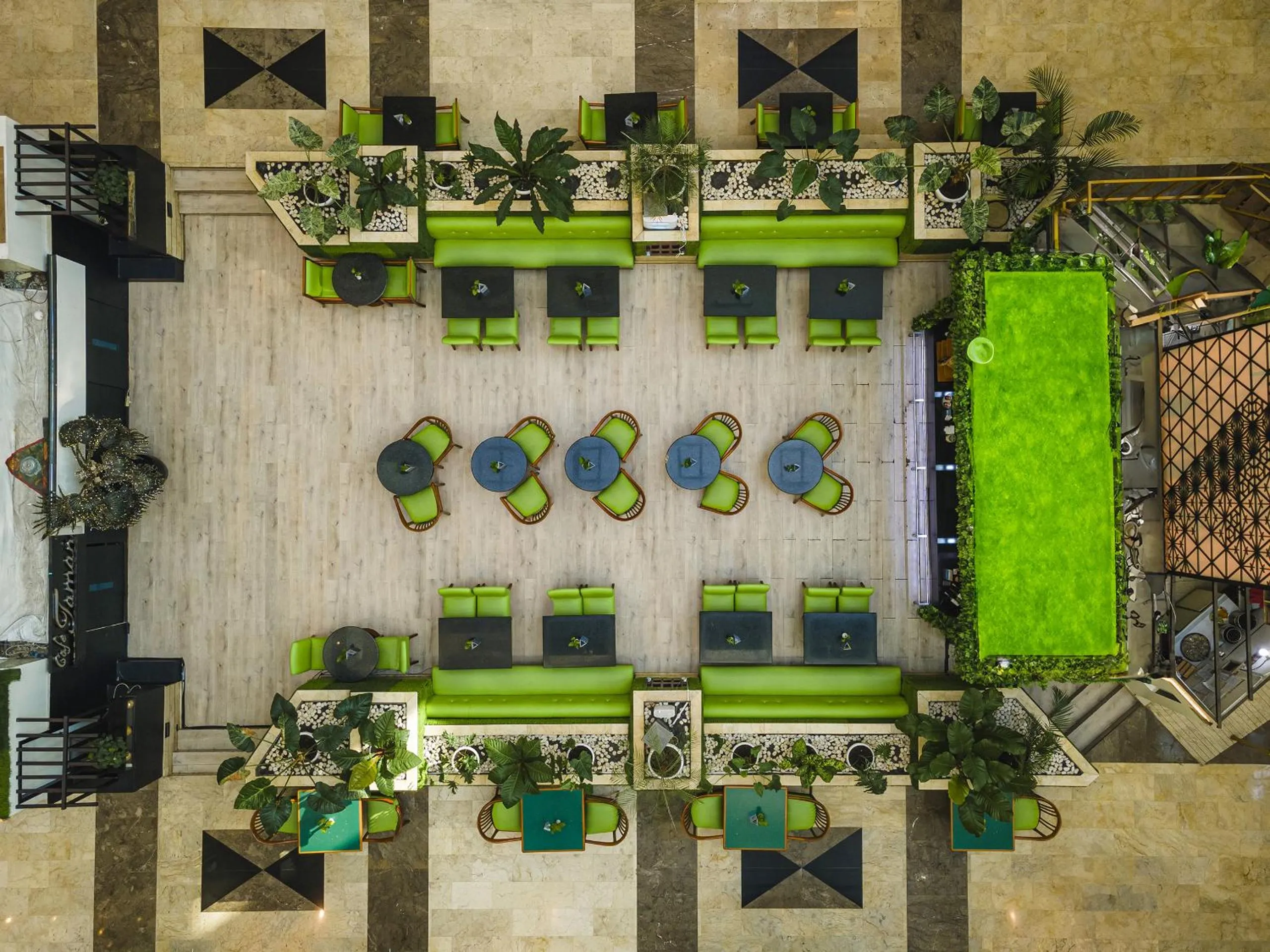 Restaurant/places to eat in Surabaya Suites Hotel Powered by Archipelago