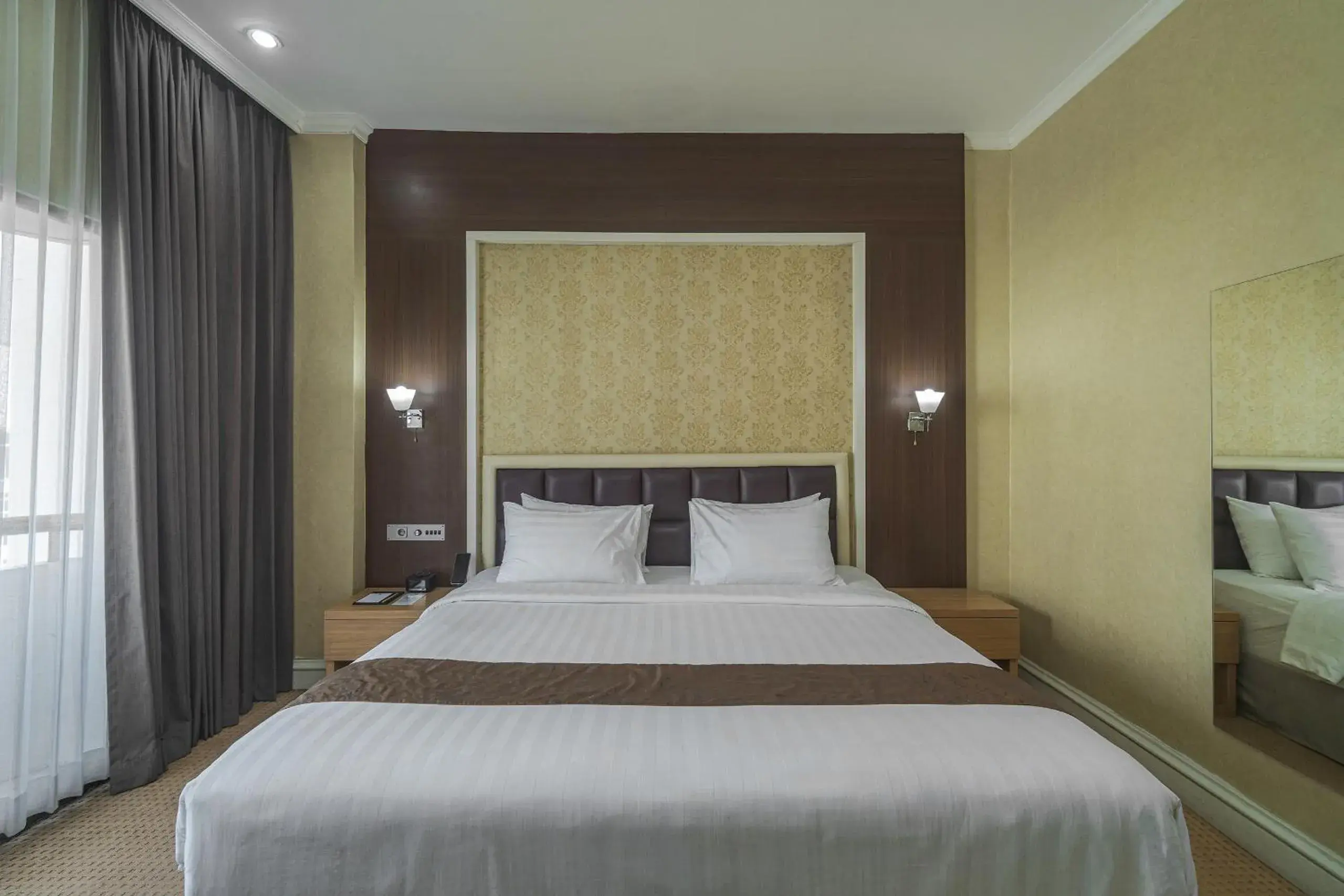 Deluxe Luxury in Surabaya Suites Hotel Powered by Archipelago Deluxe Luxury in Surabaya Suites Hotel Powered by Archipelago