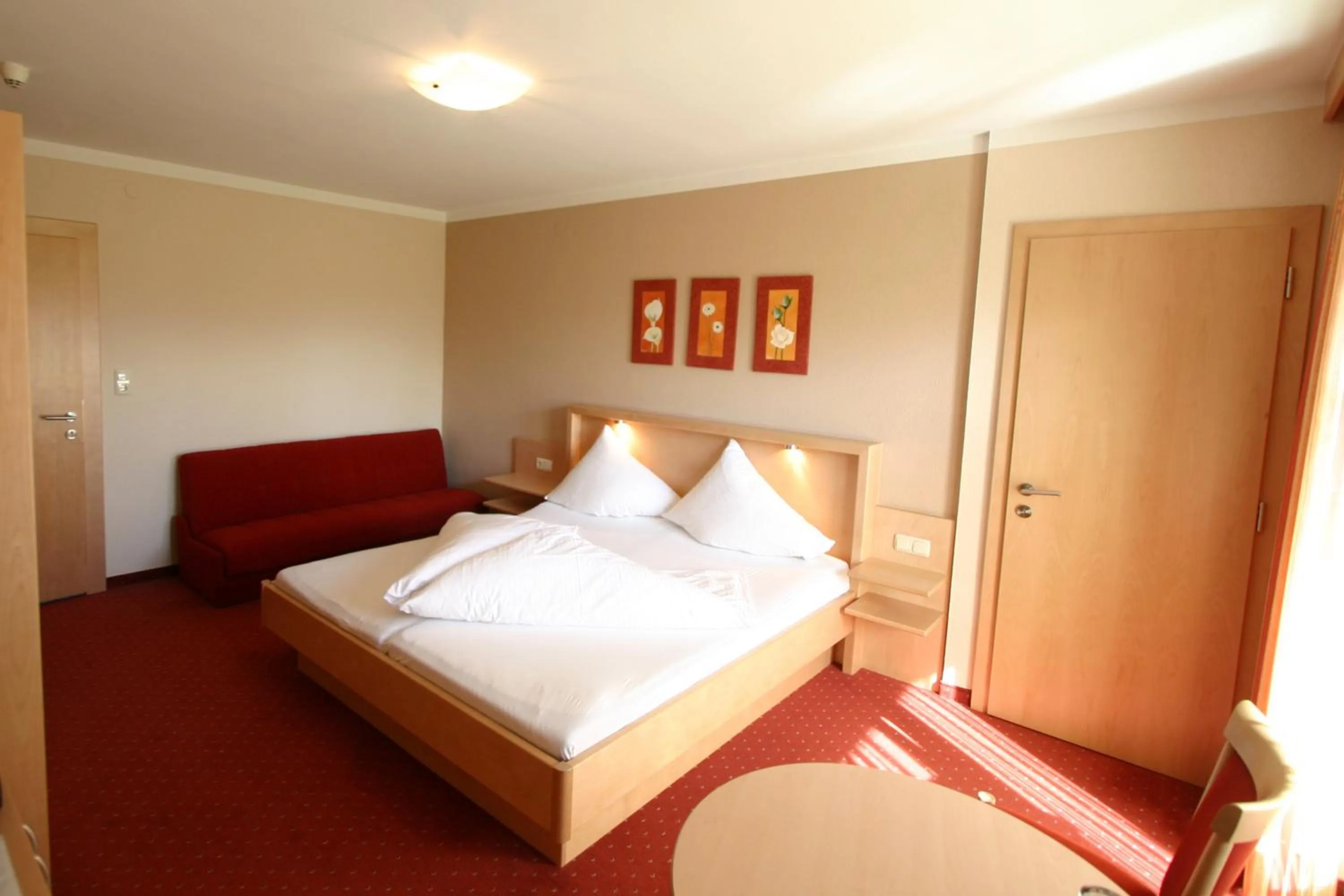 Photo of the whole room, Bed in Frühstückshotel Margret