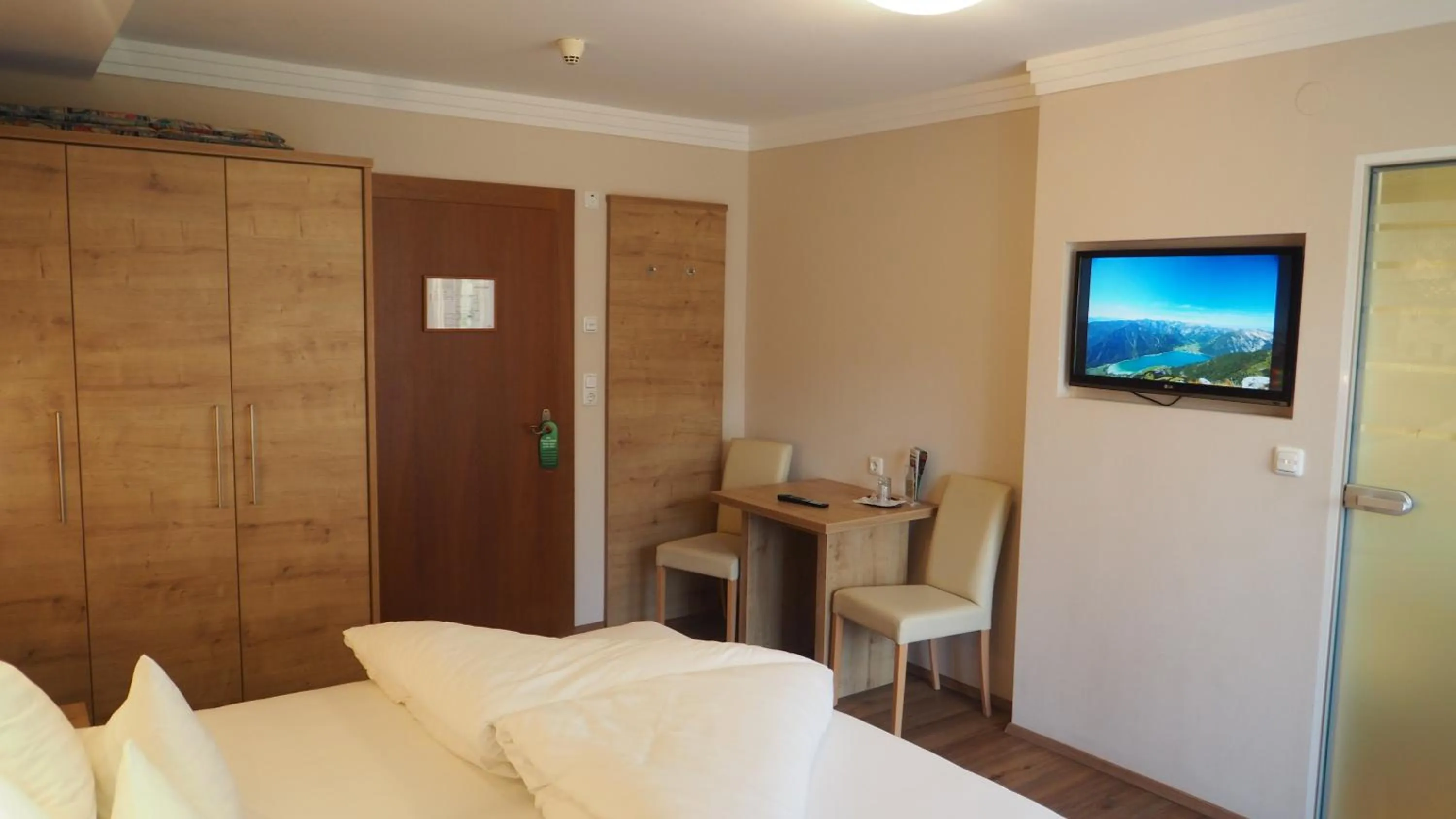 Photo of the whole room, Bed in Frühstückshotel Margret