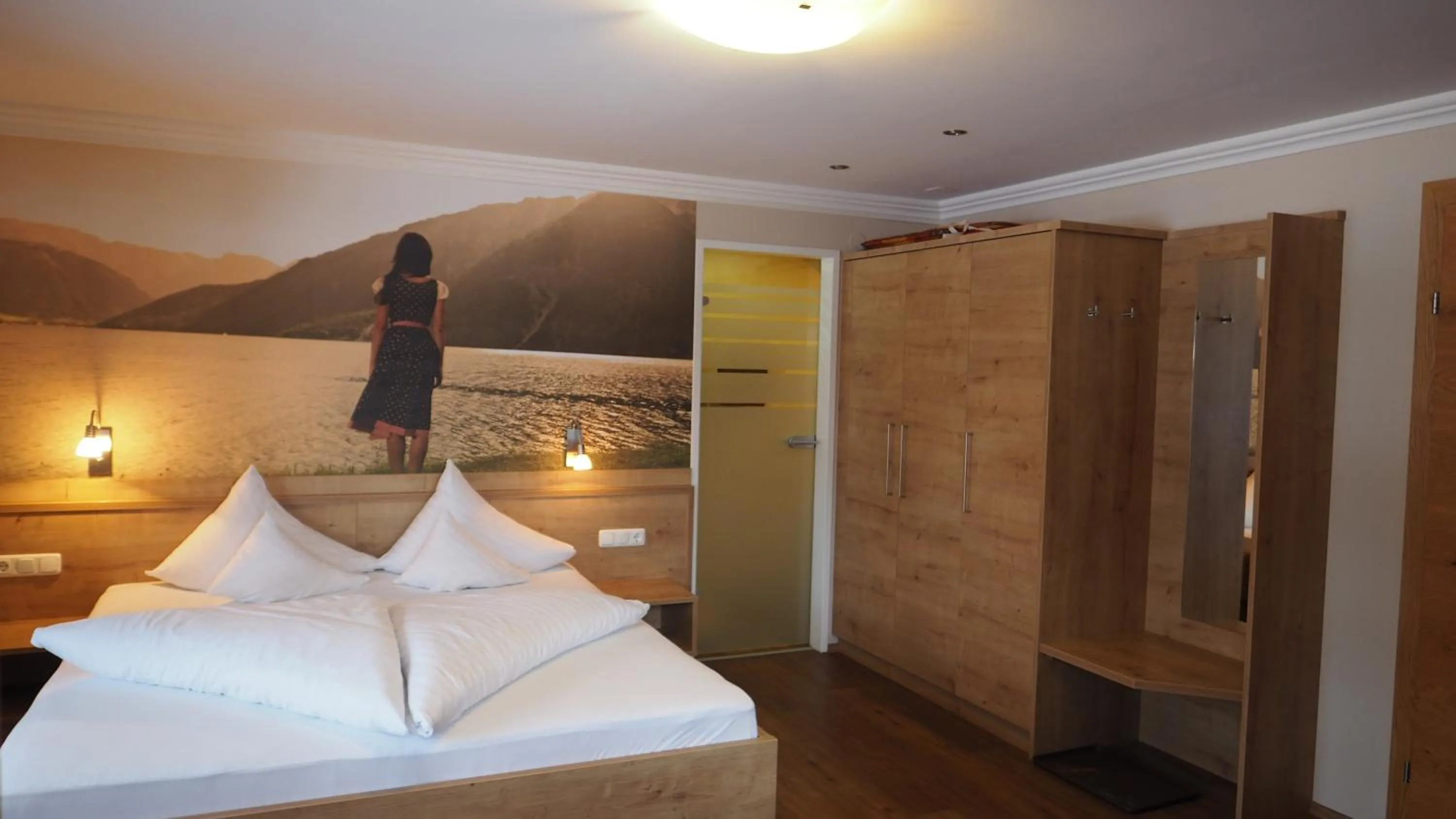 Photo of the whole room, Bed in Frühstückshotel Margret