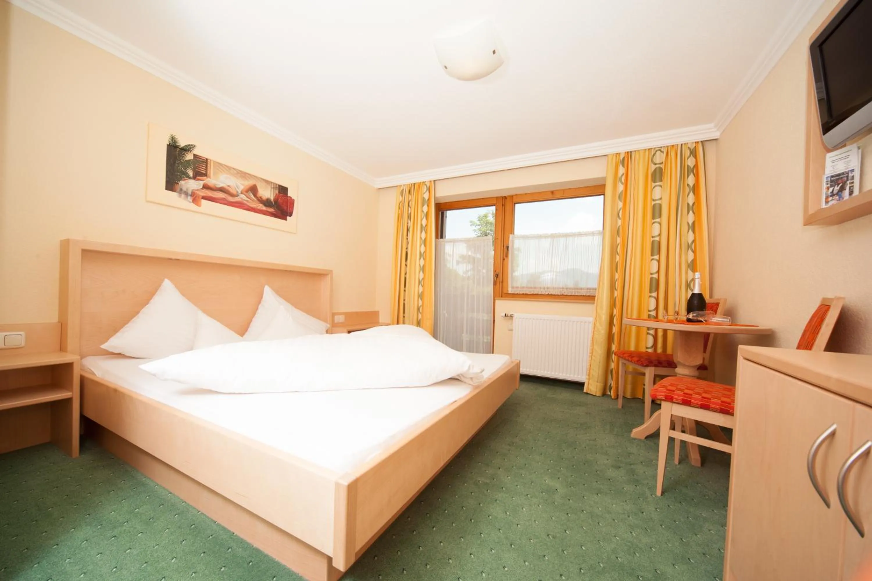 Photo of the whole room, Bed in Frühstückshotel Margret