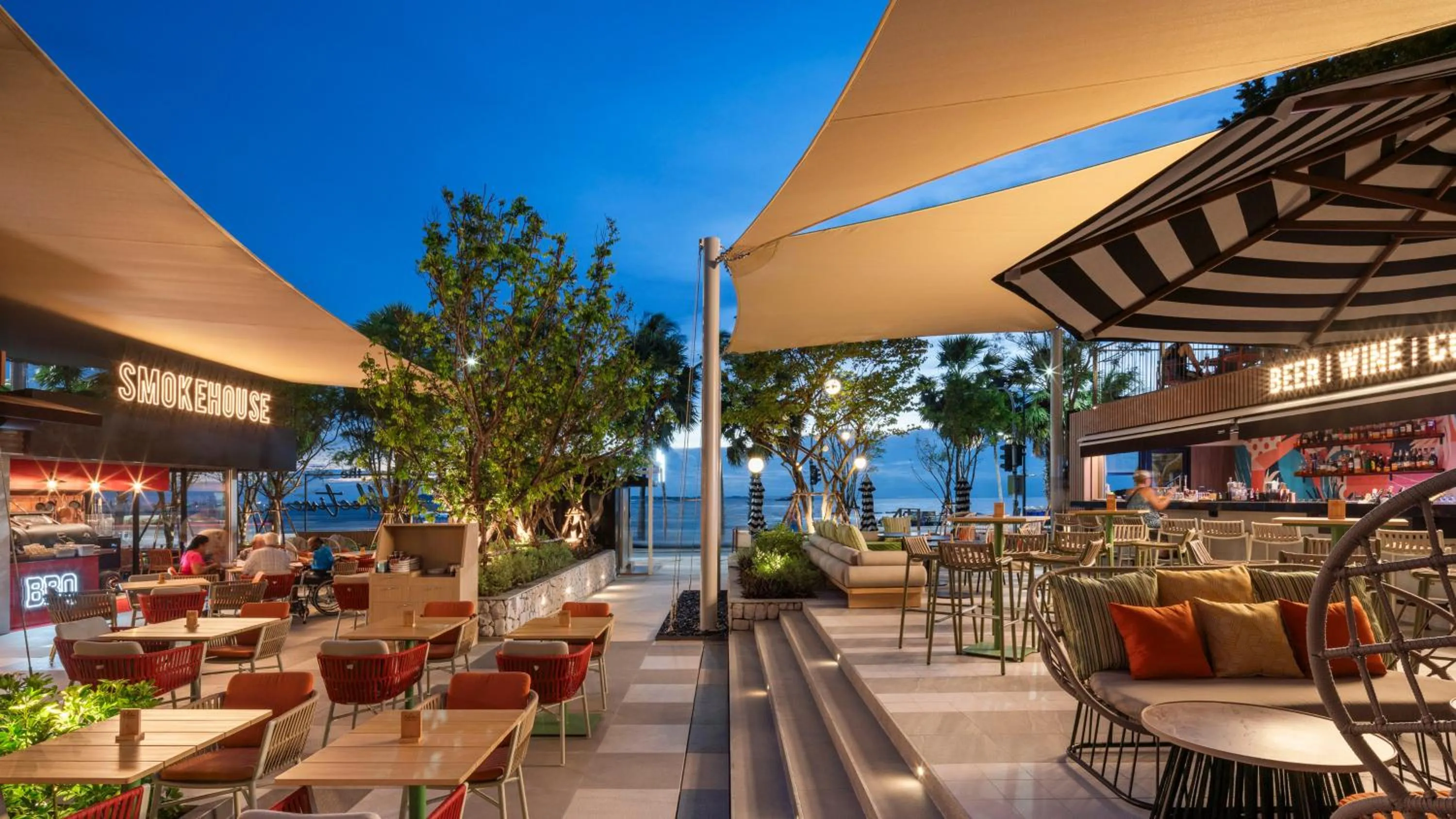 Restaurant/places to eat in Holiday Inn Pattaya by IHG