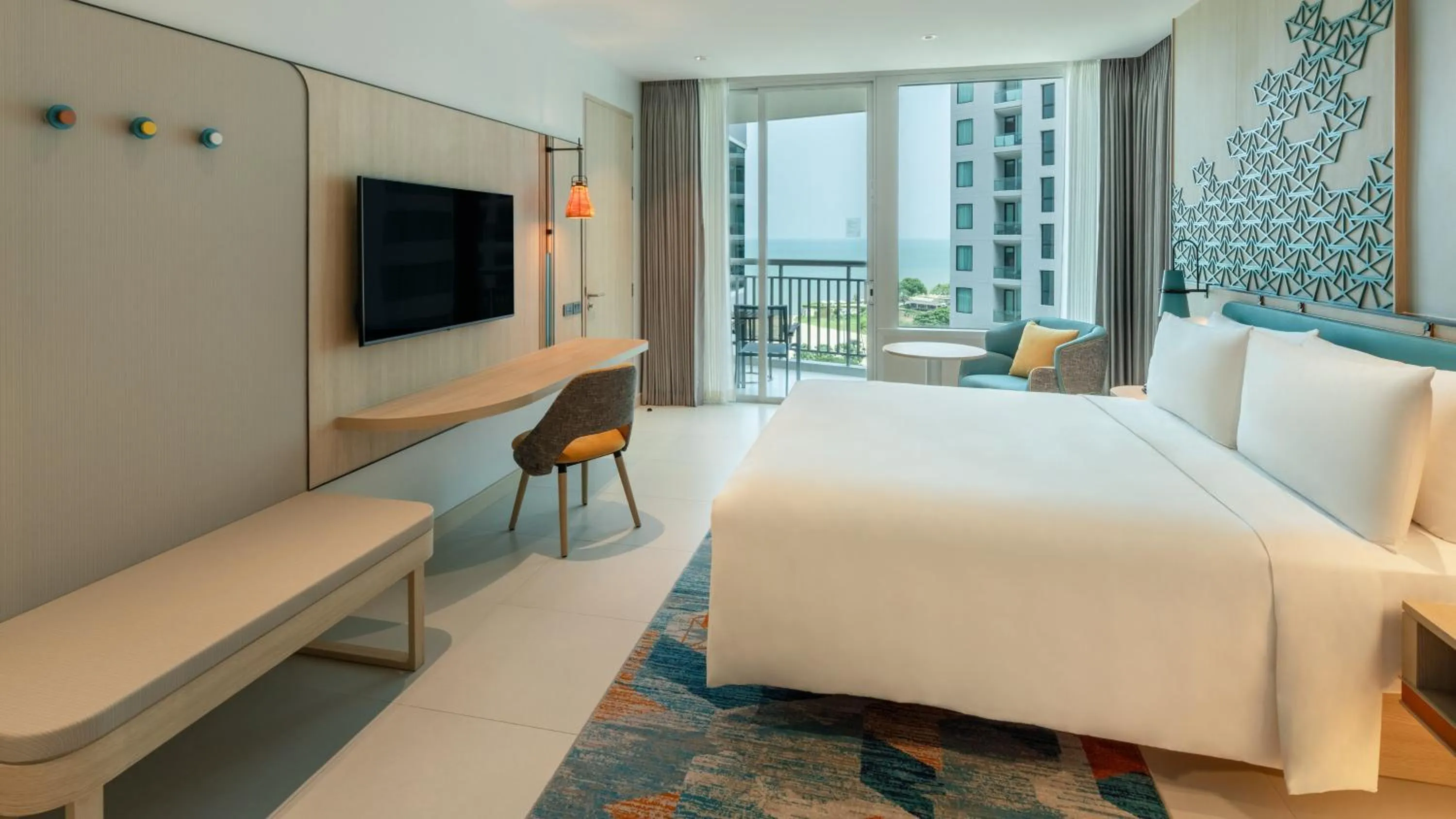 Photo of the whole room, Bed in Holiday Inn Pattaya by IHG