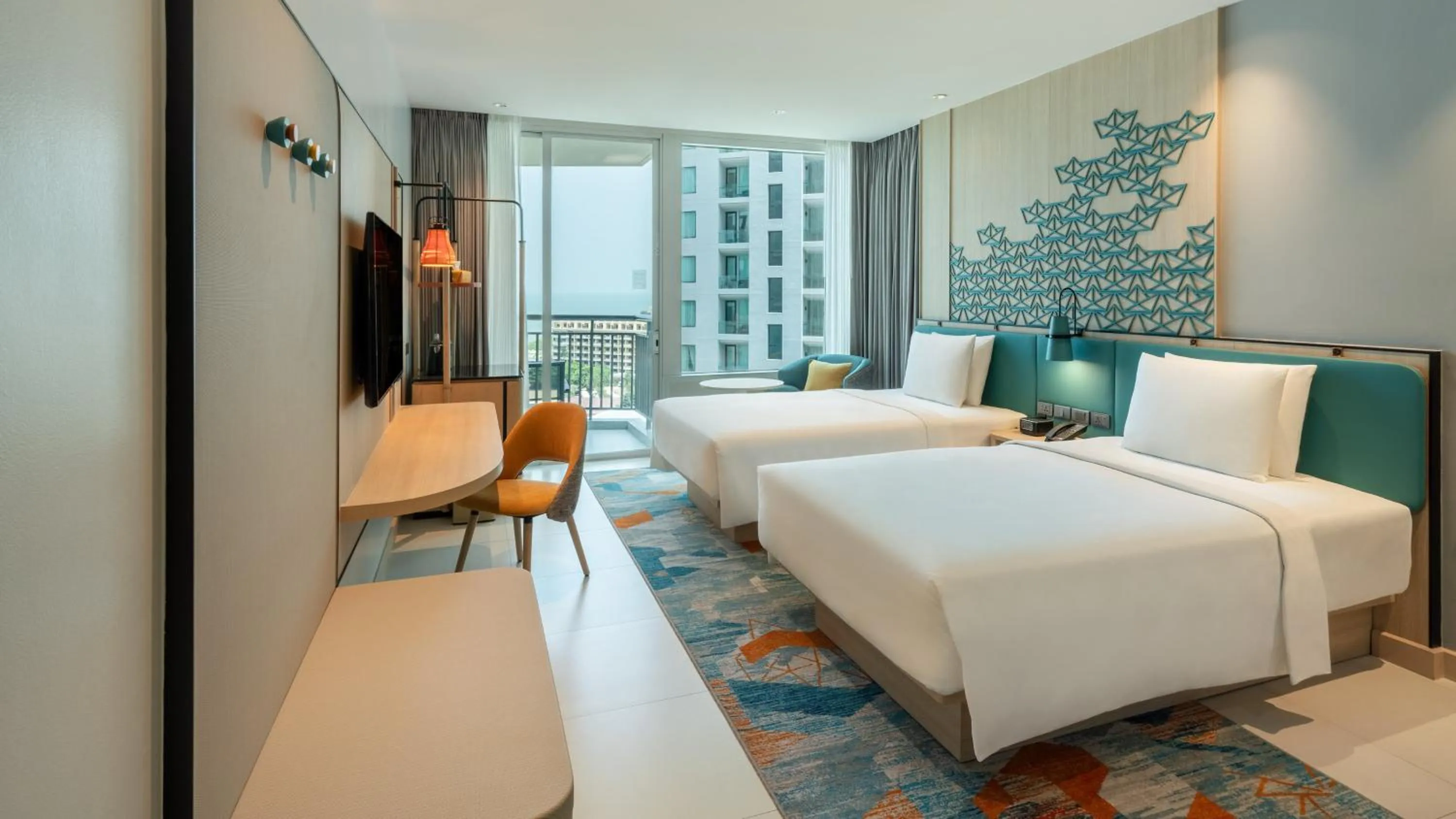 Photo of the whole room, Bed in Holiday Inn Pattaya by IHG