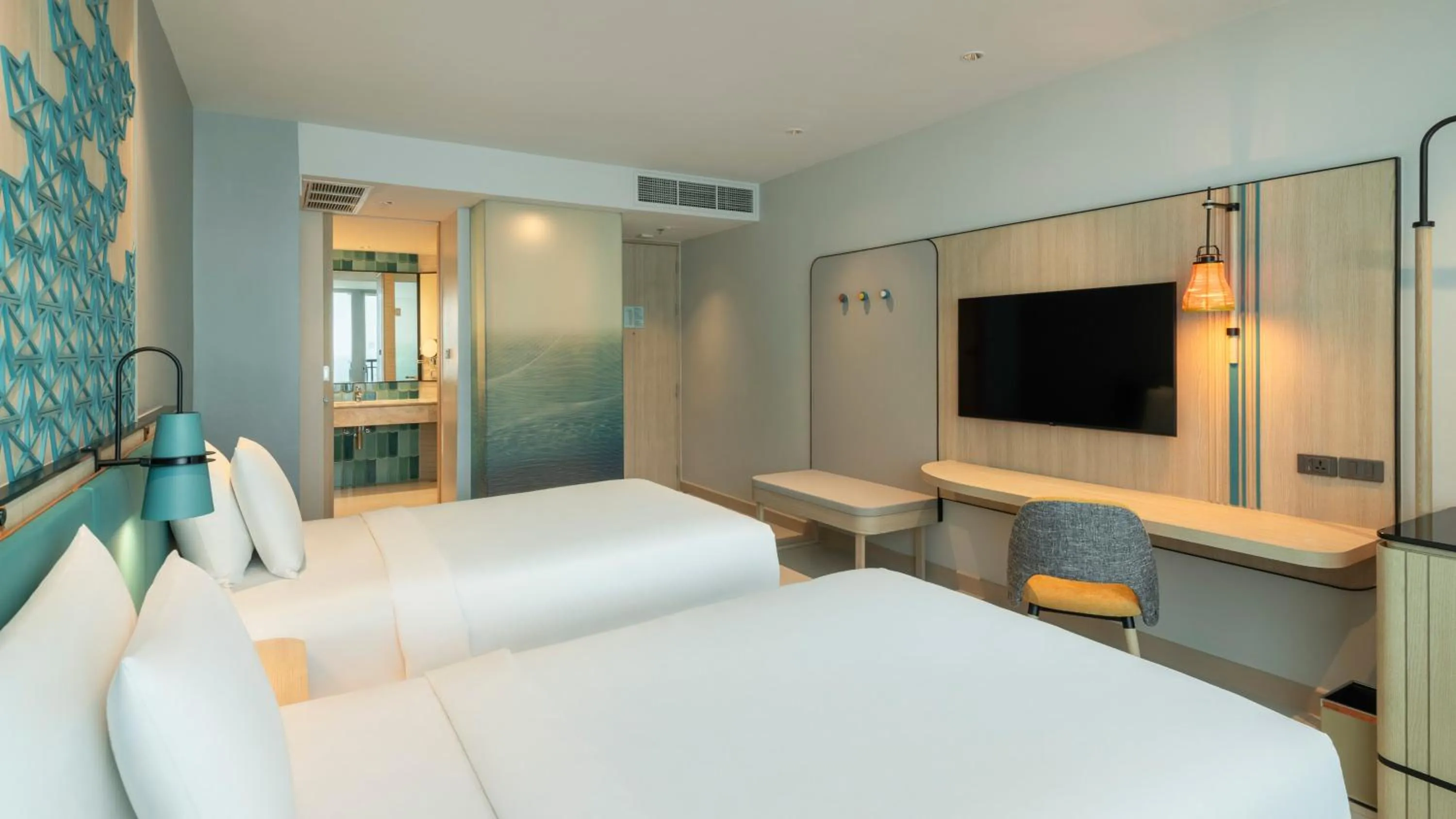 Photo of the whole room, Bed in Holiday Inn Pattaya by IHG