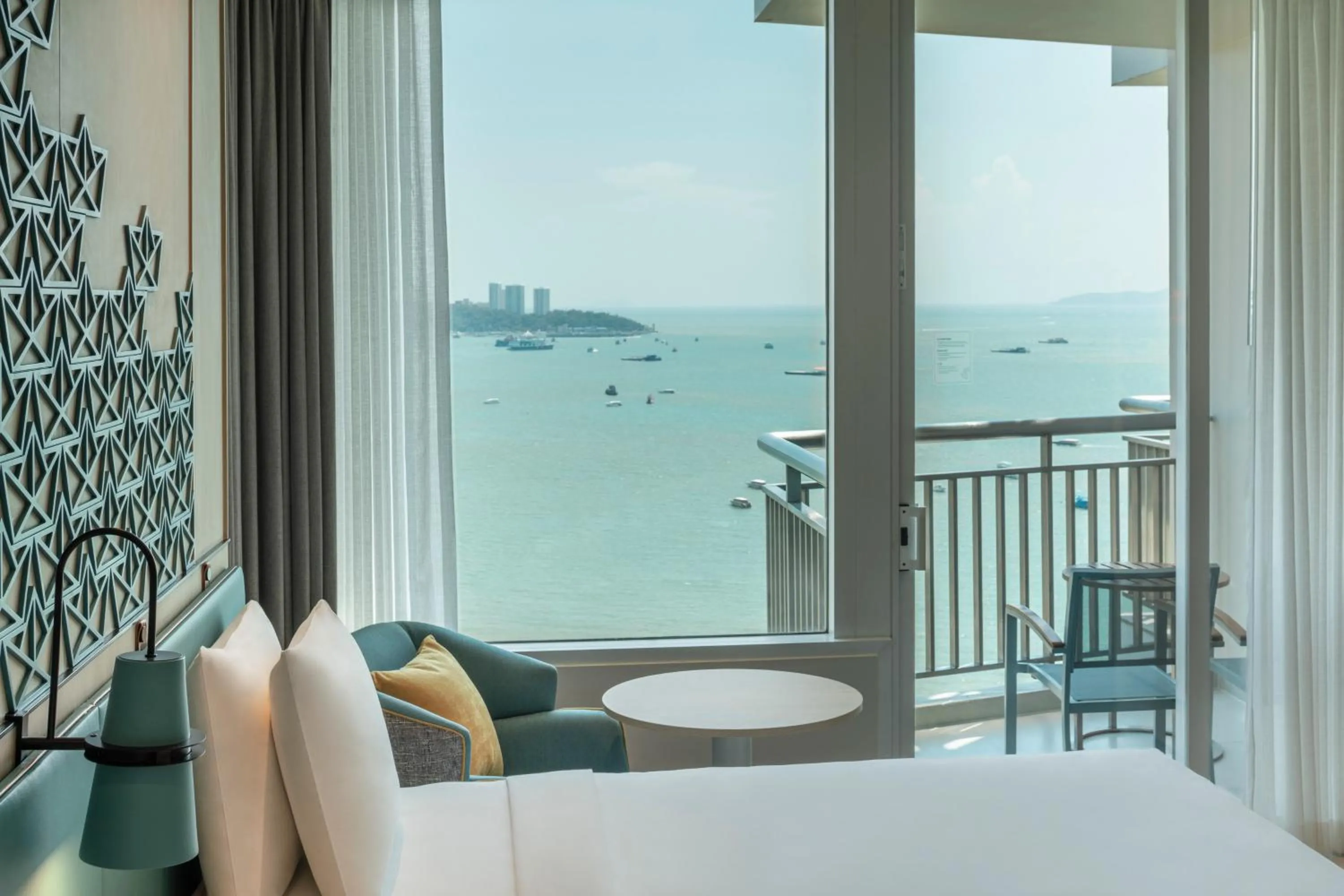 Photo of the whole room, Bed in Holiday Inn Pattaya by IHG