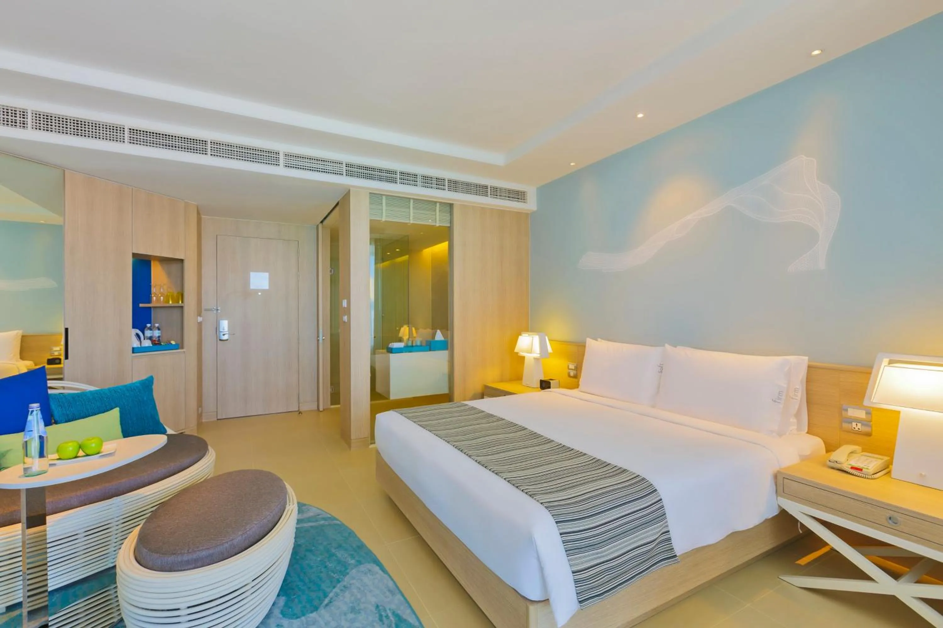 Photo of the whole room, Bed in Holiday Inn Pattaya by IHG