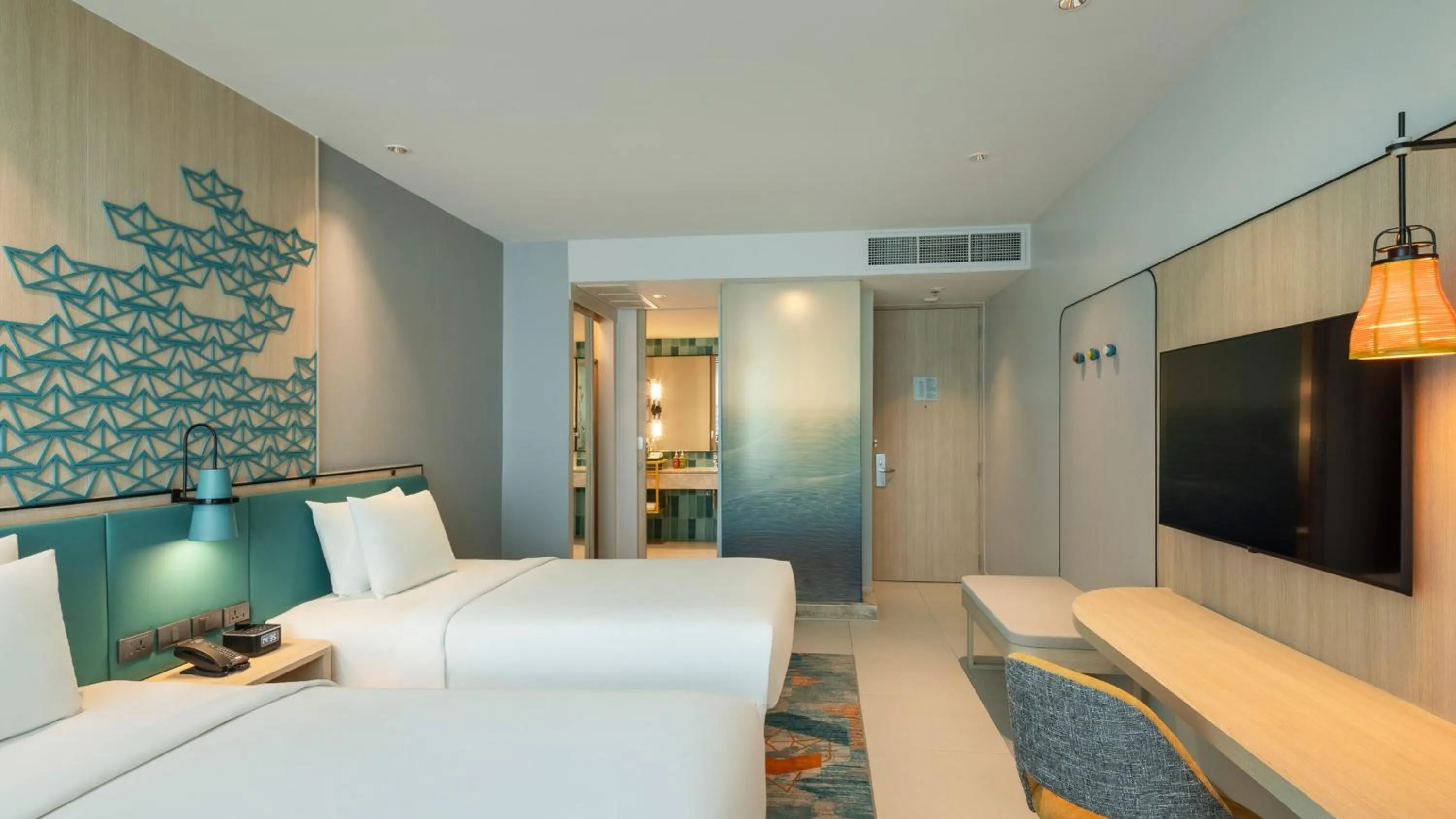 Photo of the whole room, Bed in Holiday Inn Pattaya by IHG