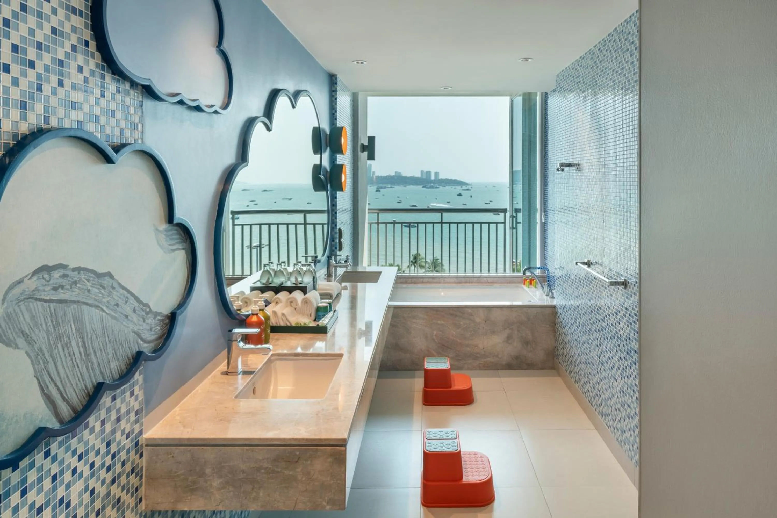 Bedroom in Holiday Inn Pattaya by IHG