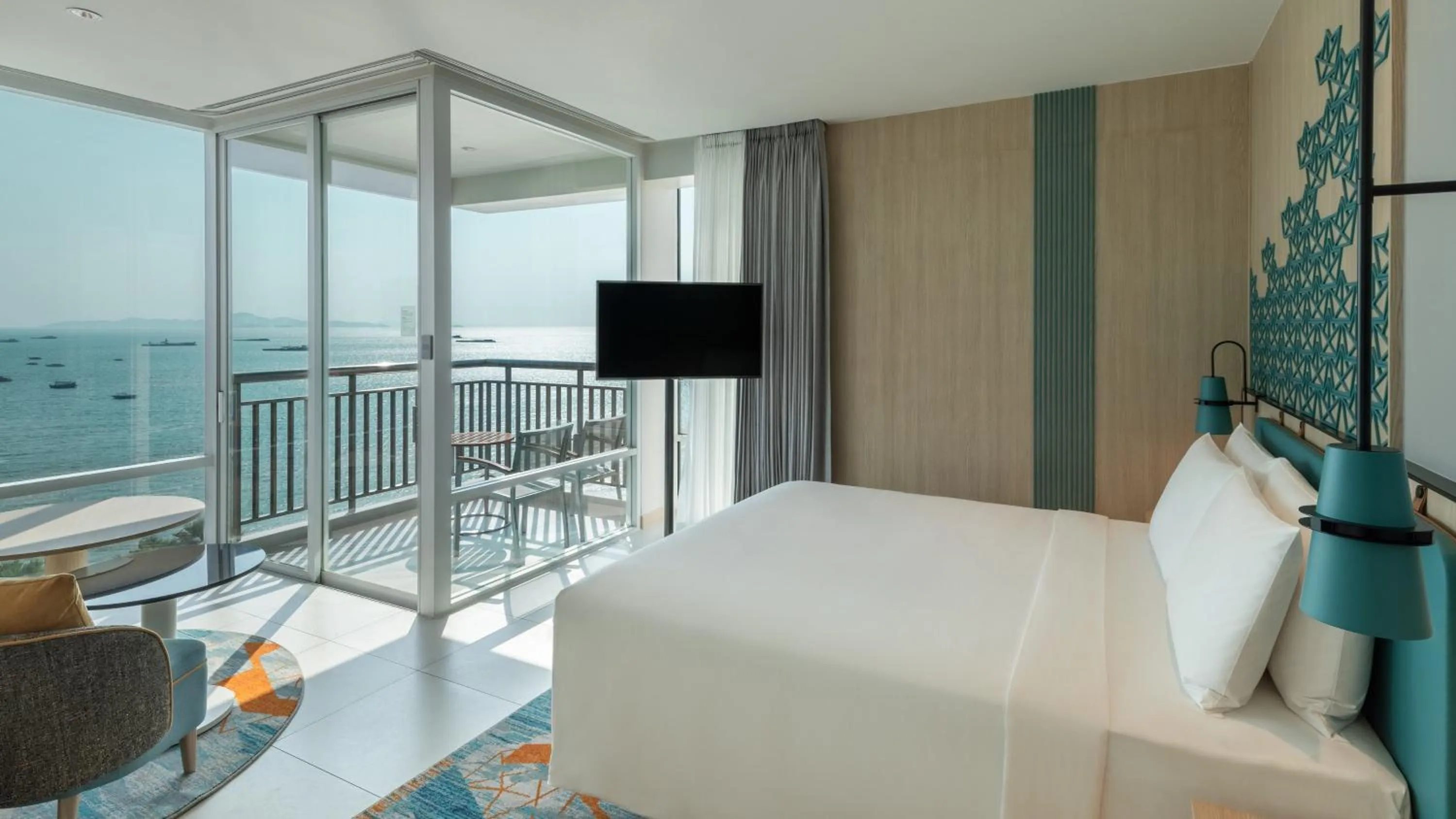 Photo of the whole room, Bed in Holiday Inn Pattaya by IHG