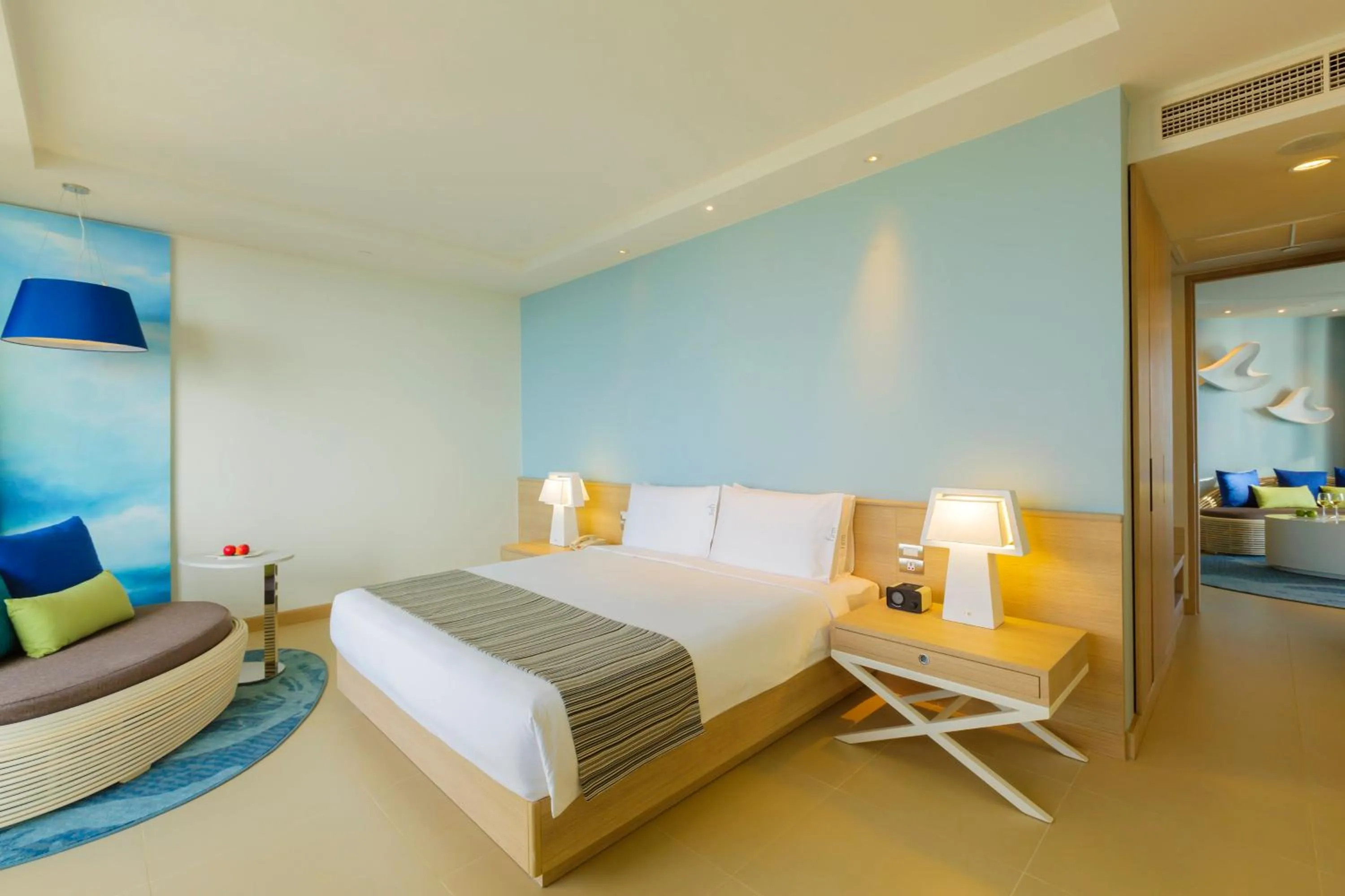 Photo of the whole room, Bed in Holiday Inn Pattaya by IHG