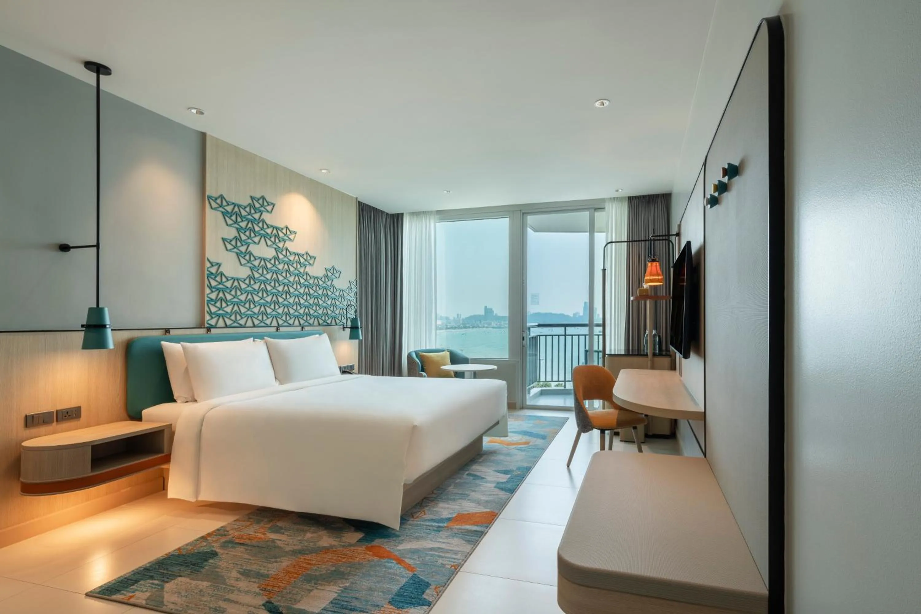 Photo of the whole room, Bed in Holiday Inn Pattaya by IHG
