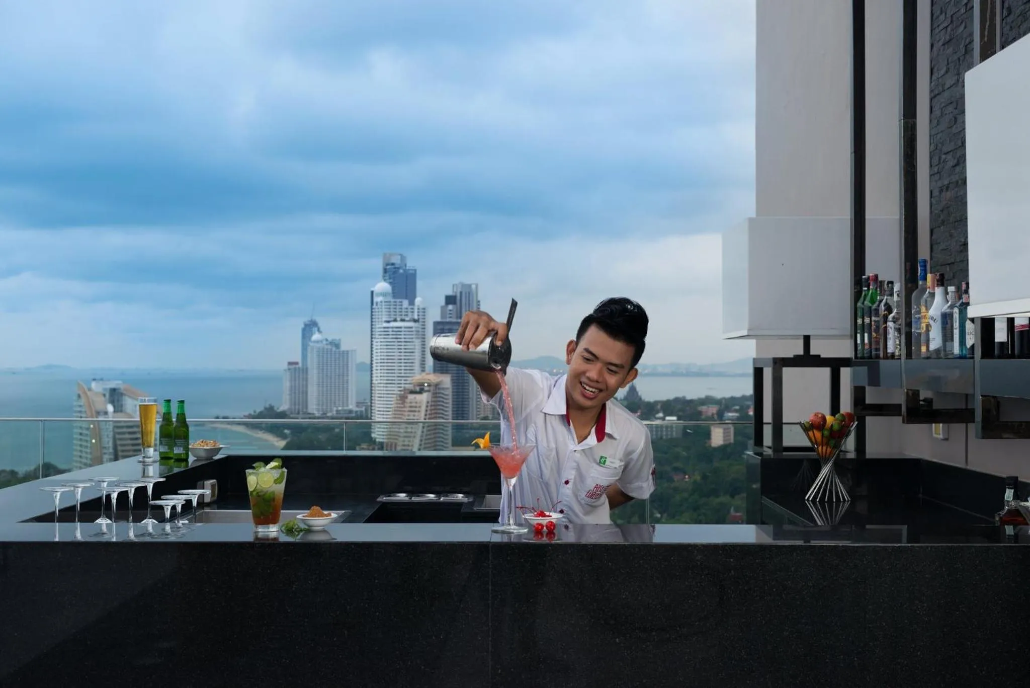 Lounge or bar in Holiday Inn Pattaya by IHG