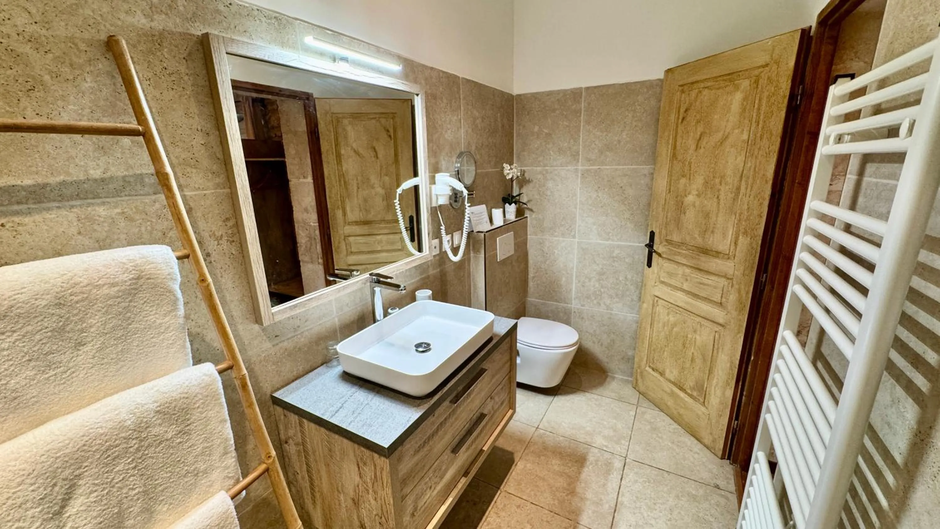 Bathroom in Hotel Le Galambre