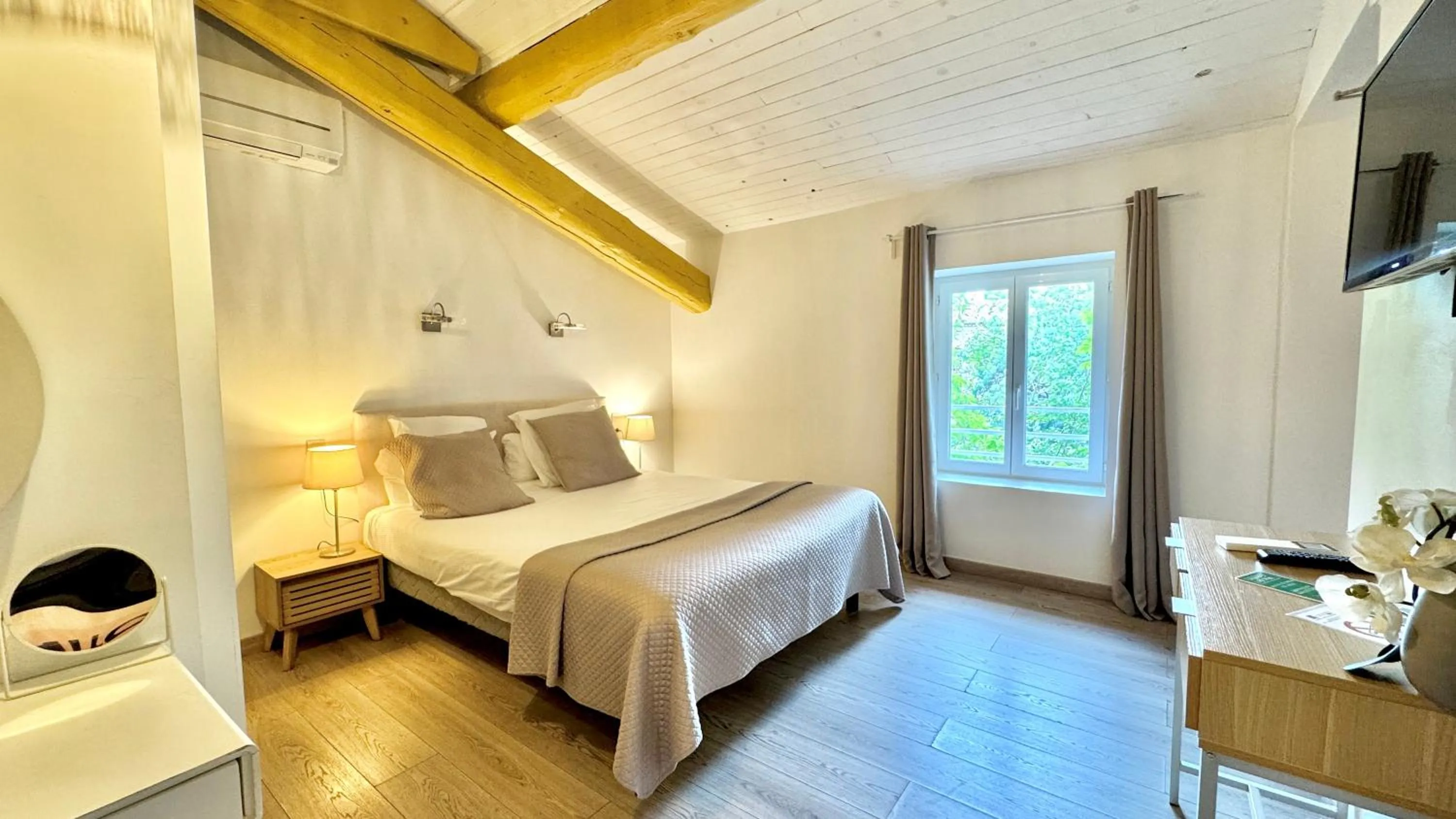 Bed in Hotel Le Galambre