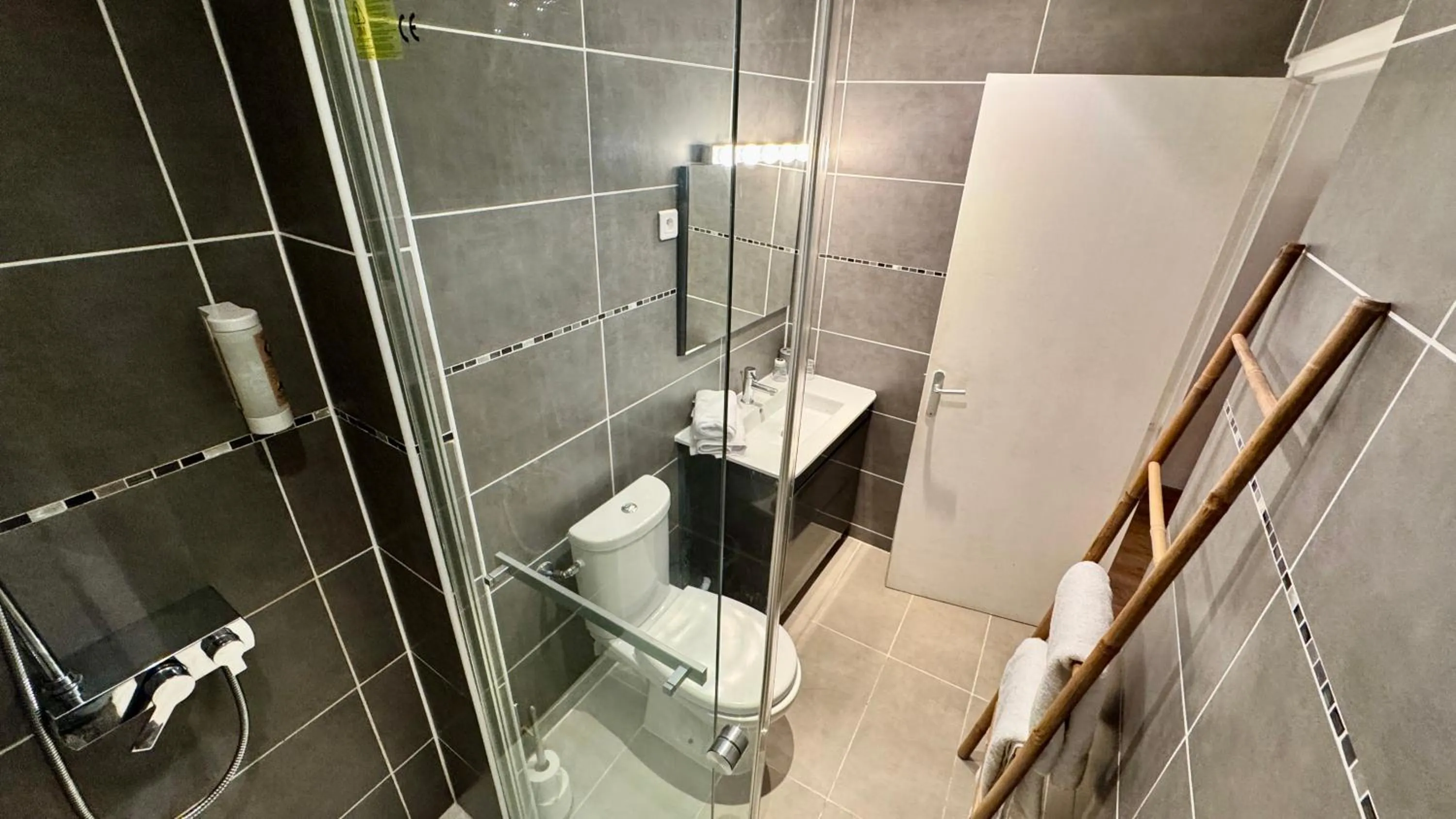 Shower in Hotel Le Galambre