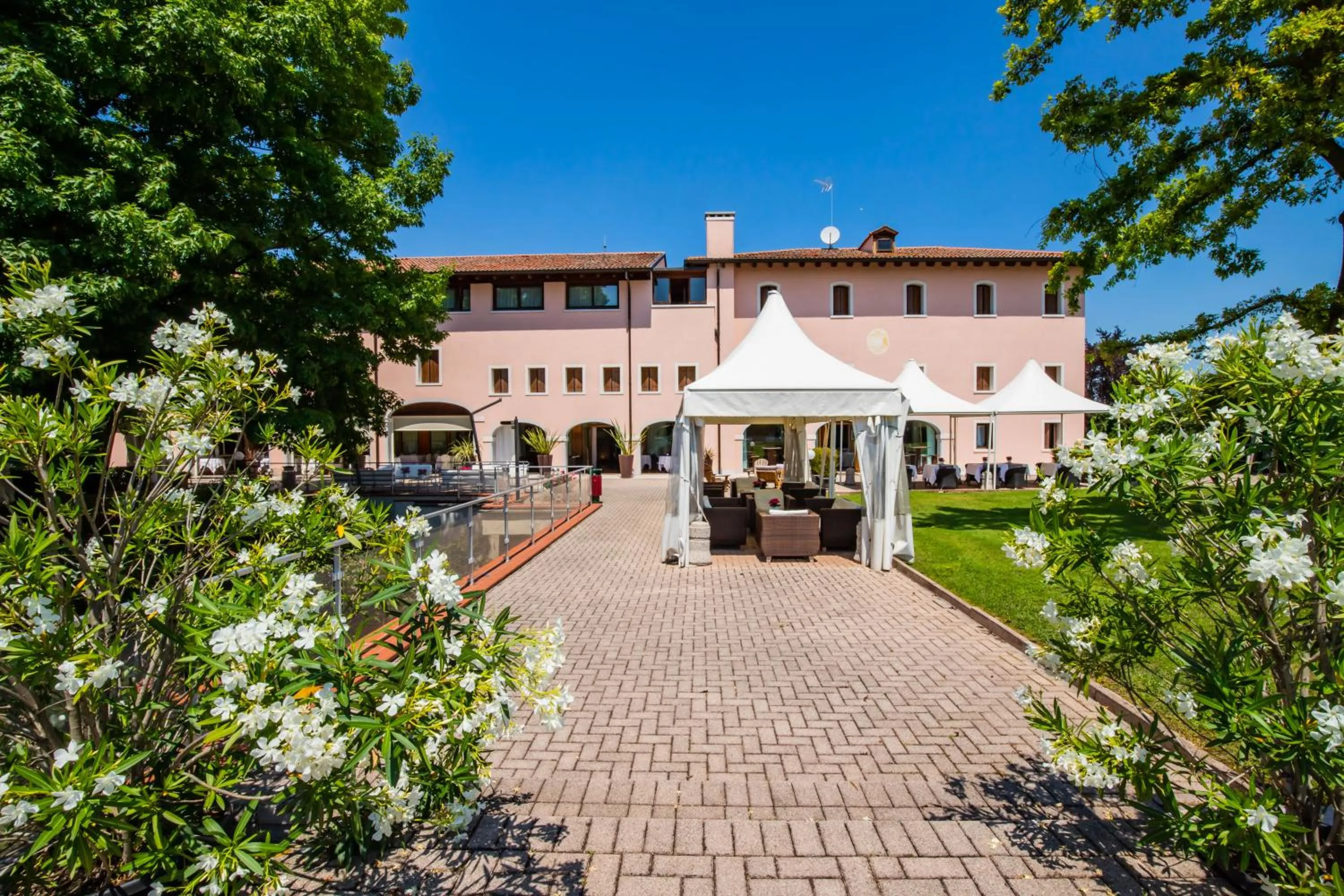 Property building in Hotel Ristorante Fior