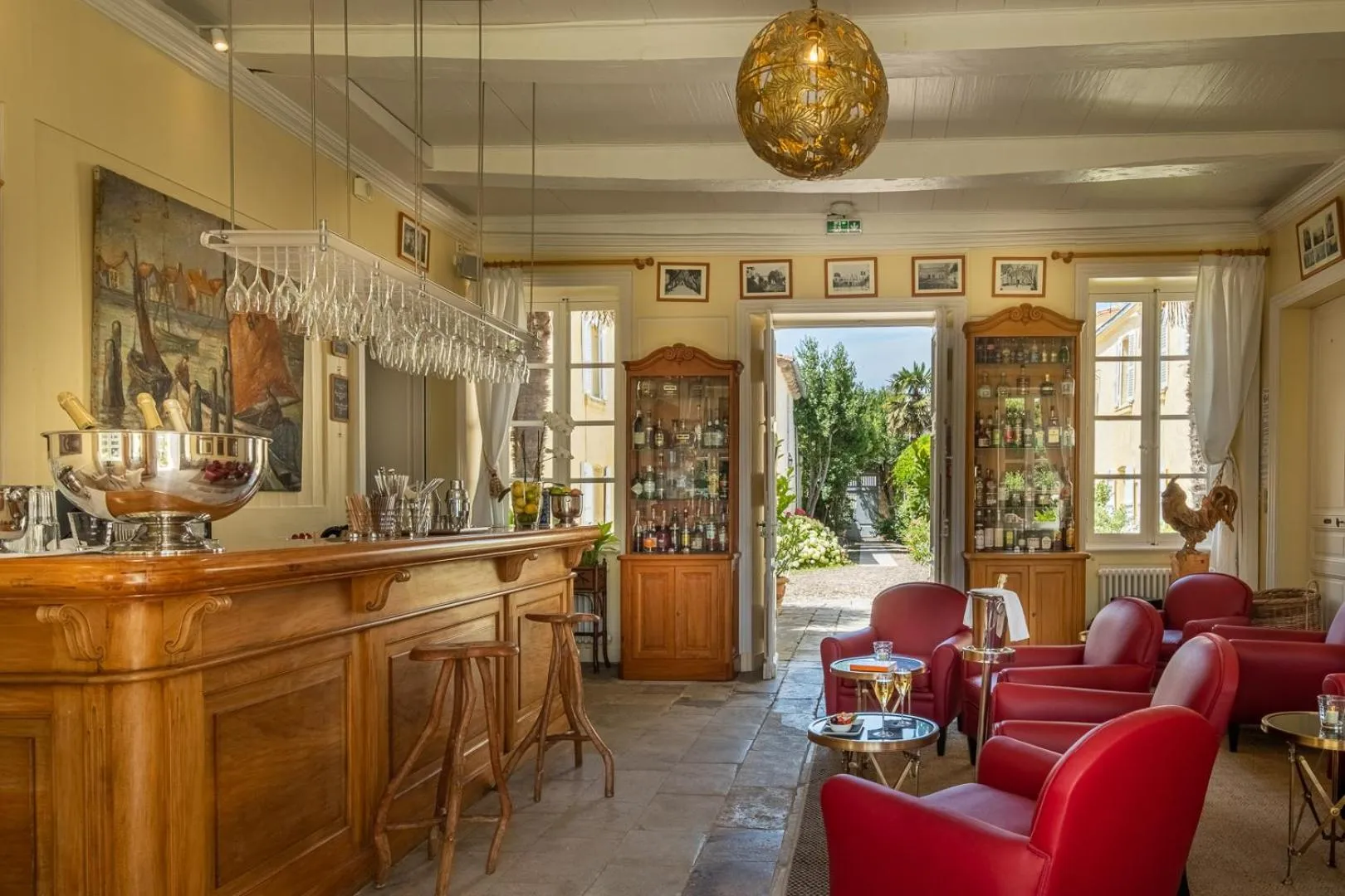 Lounge or bar in La Baronnie Hôtel & Spa - Teritoria