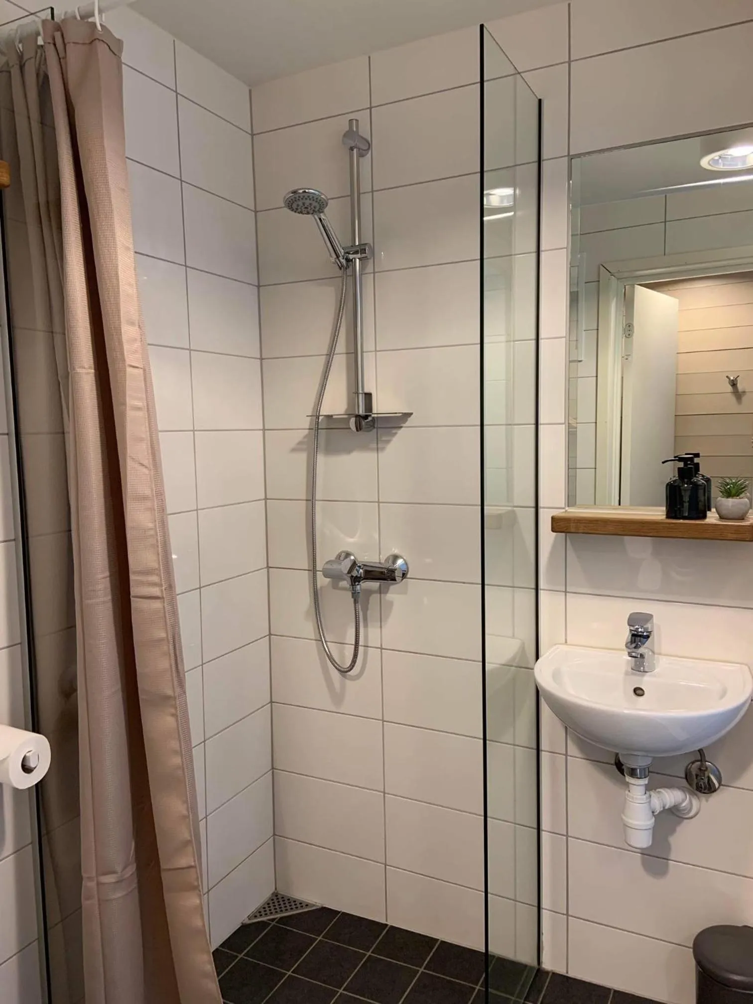 Bathroom in Vikingskipet Hotell