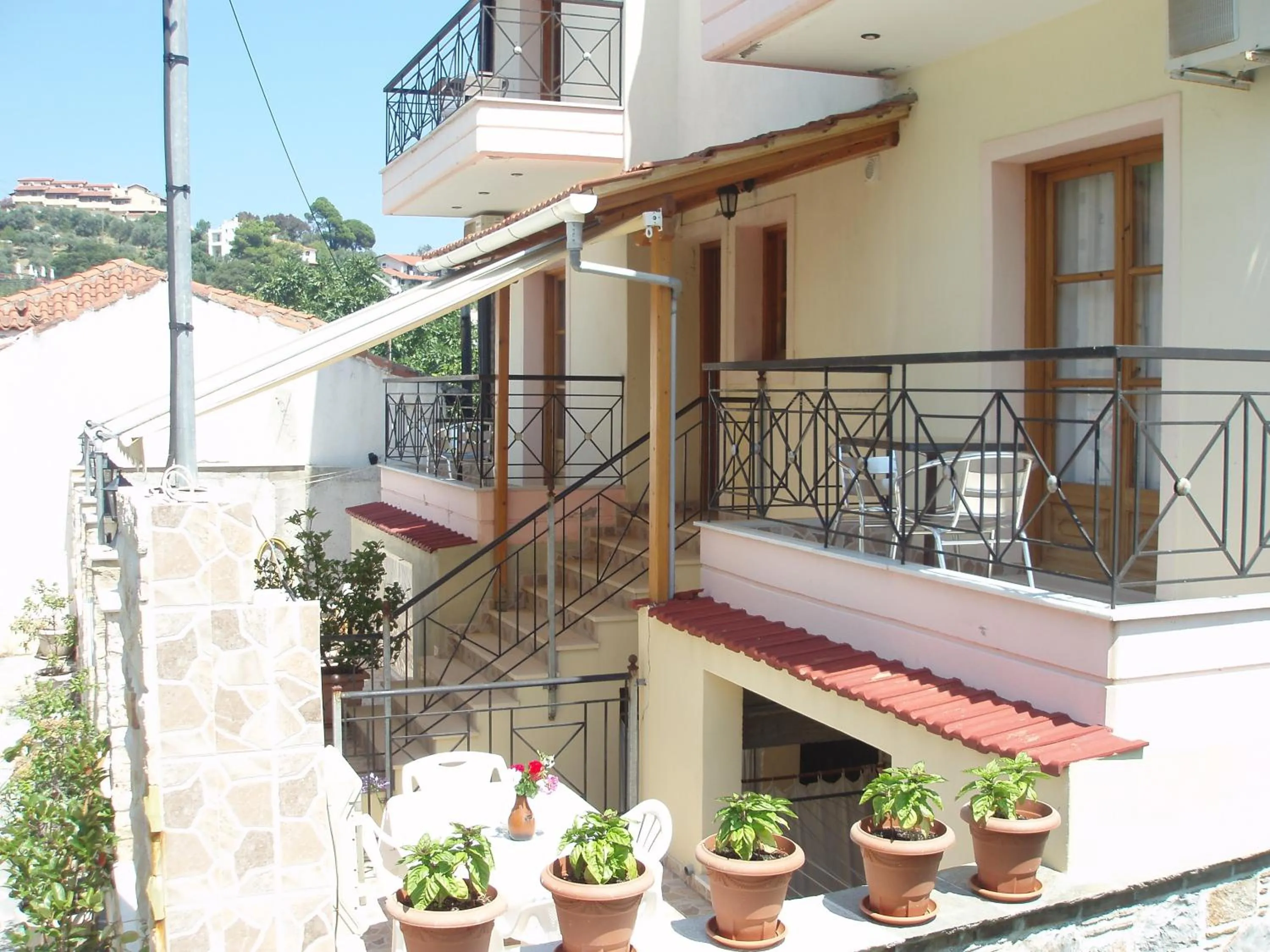 Facade/entrance in Hellen Studios