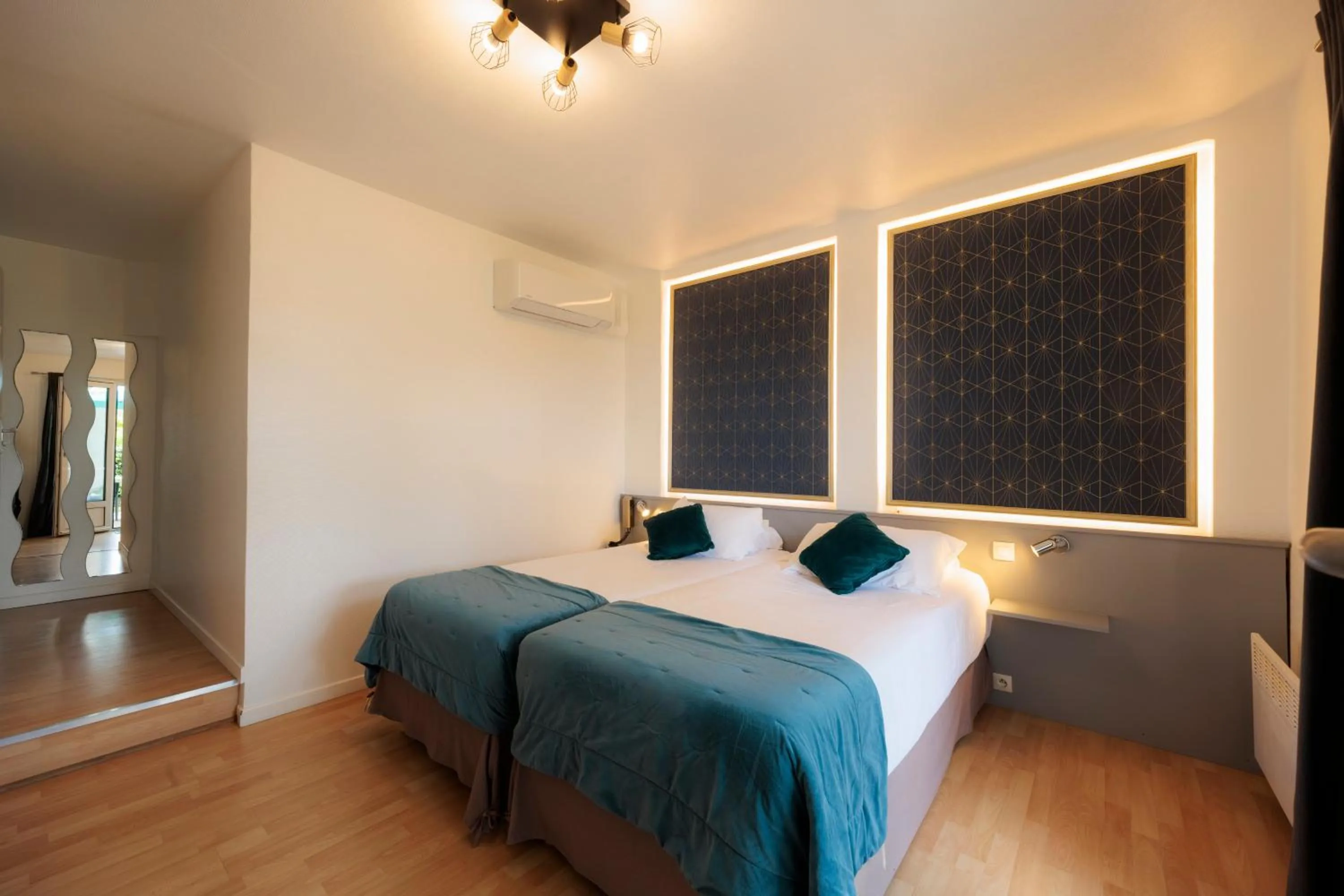 TV and multimedia, Bed in Hotel Belle Vue Royan