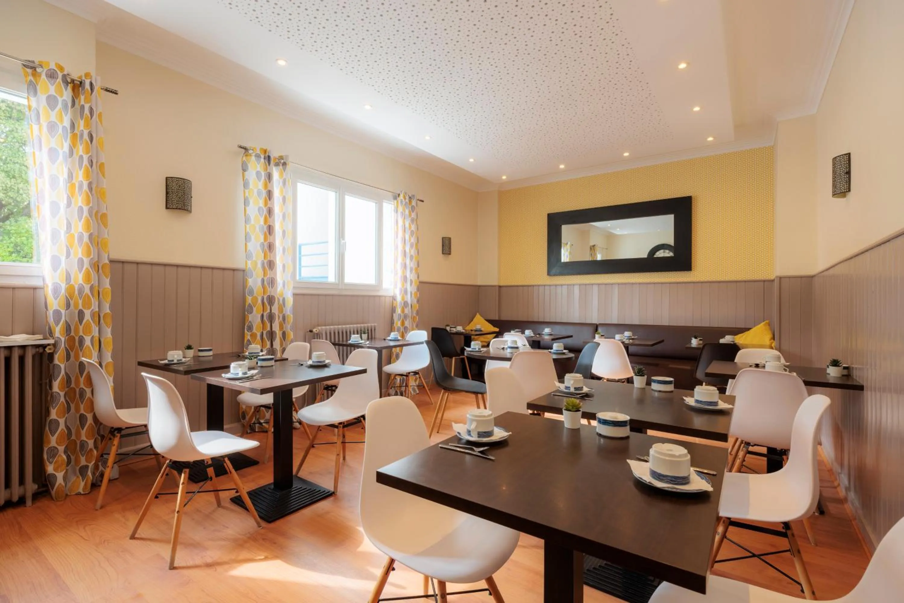 Property building in Hotel Belle Vue Royan