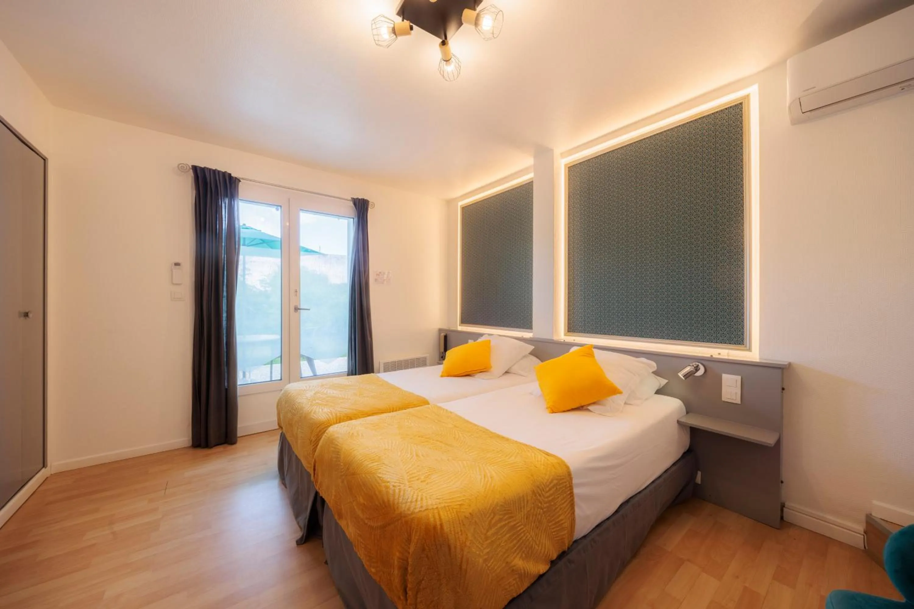 TV and multimedia, Bed in Hotel Belle Vue Royan