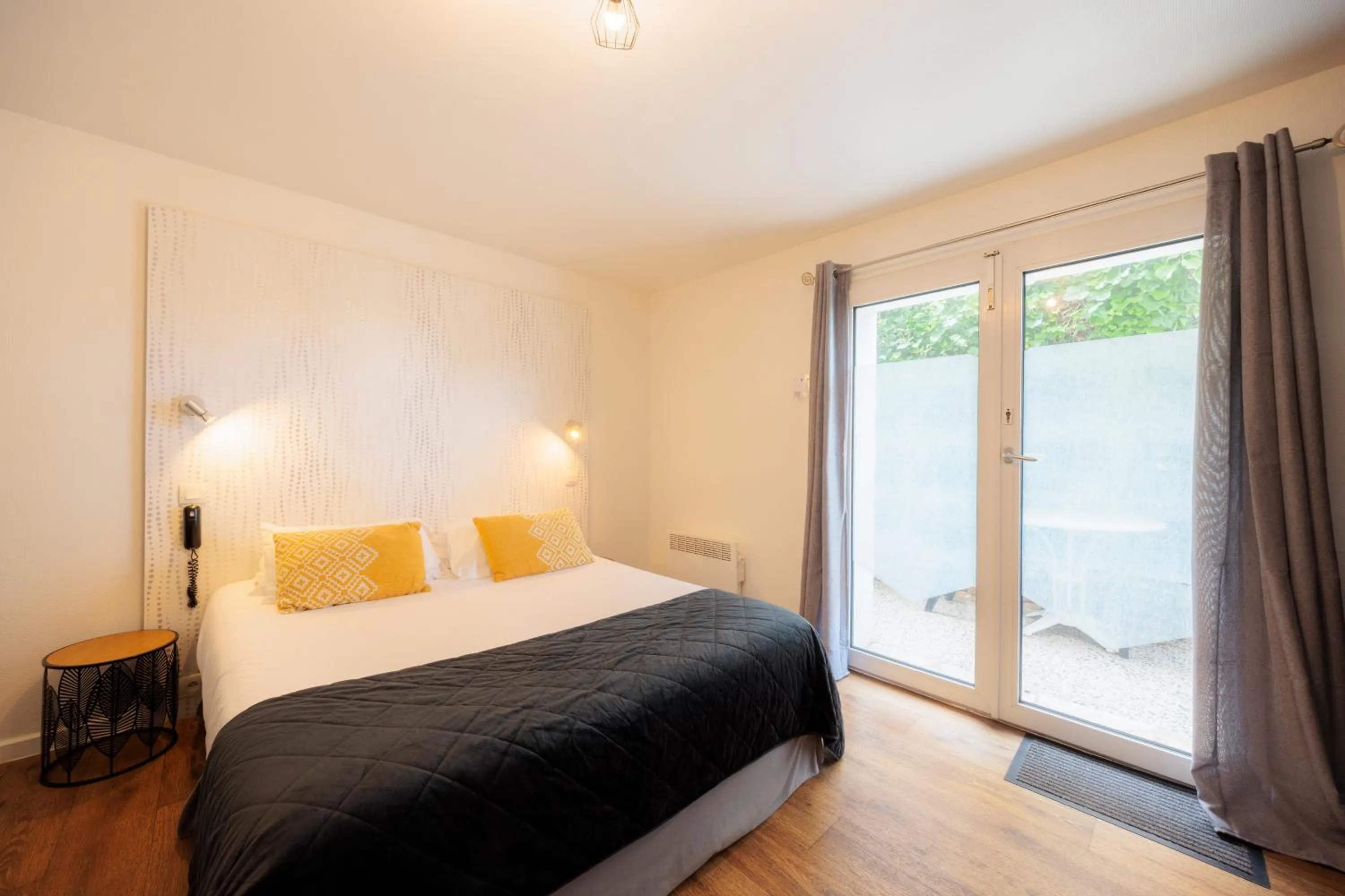 Property building, Bed in Hotel Belle Vue Royan