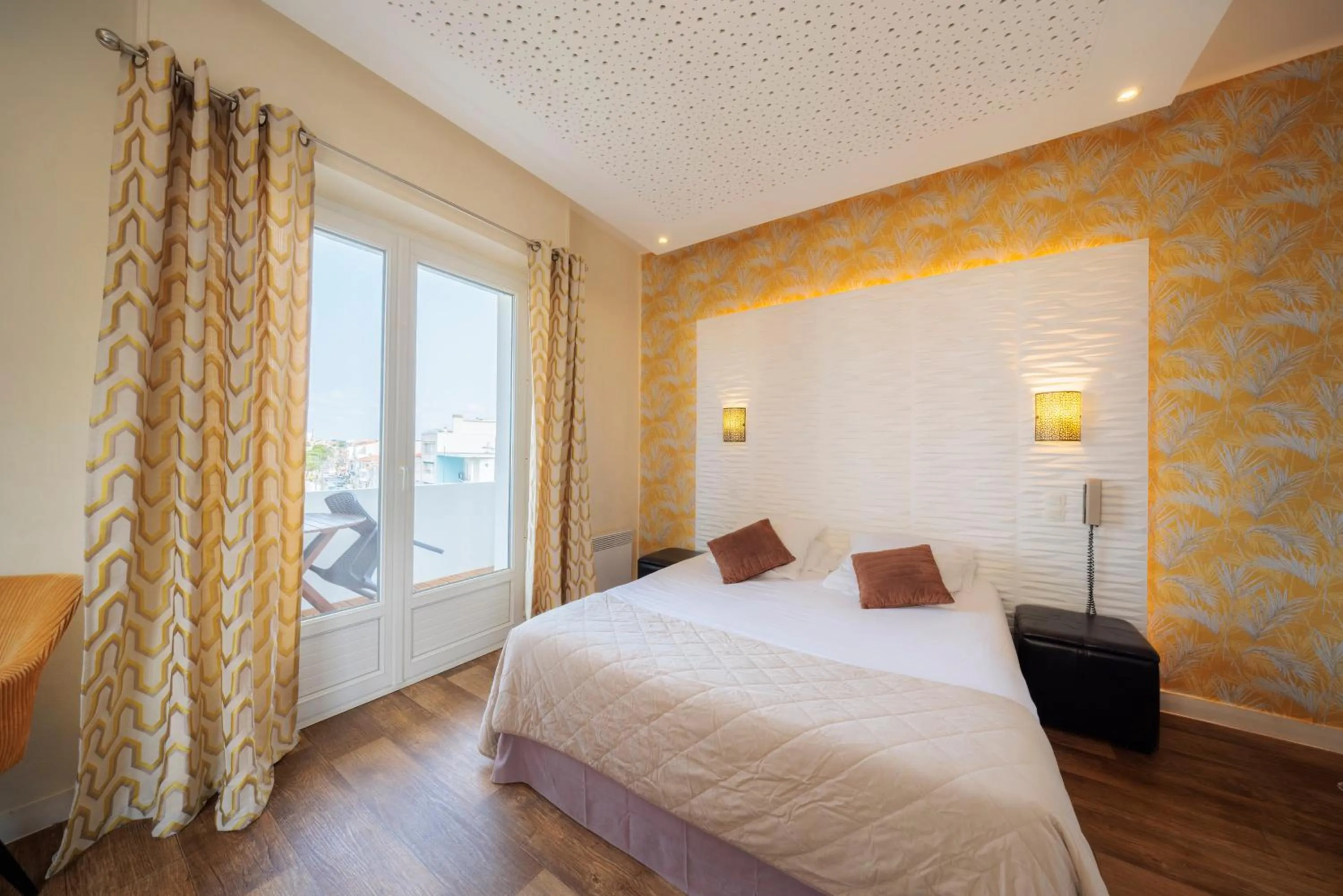 Property building, Bed in Hotel Belle Vue Royan