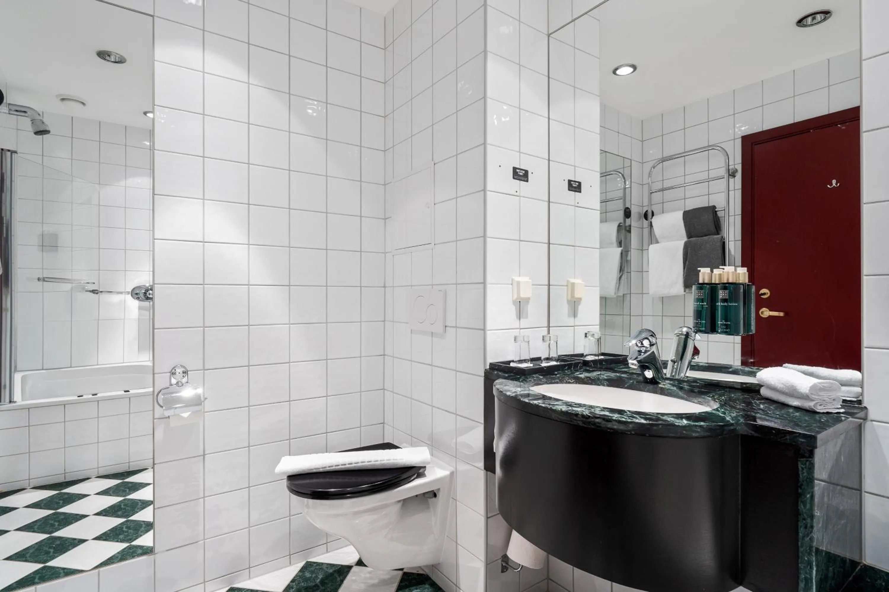 Shower in Home Hotel Bryggen