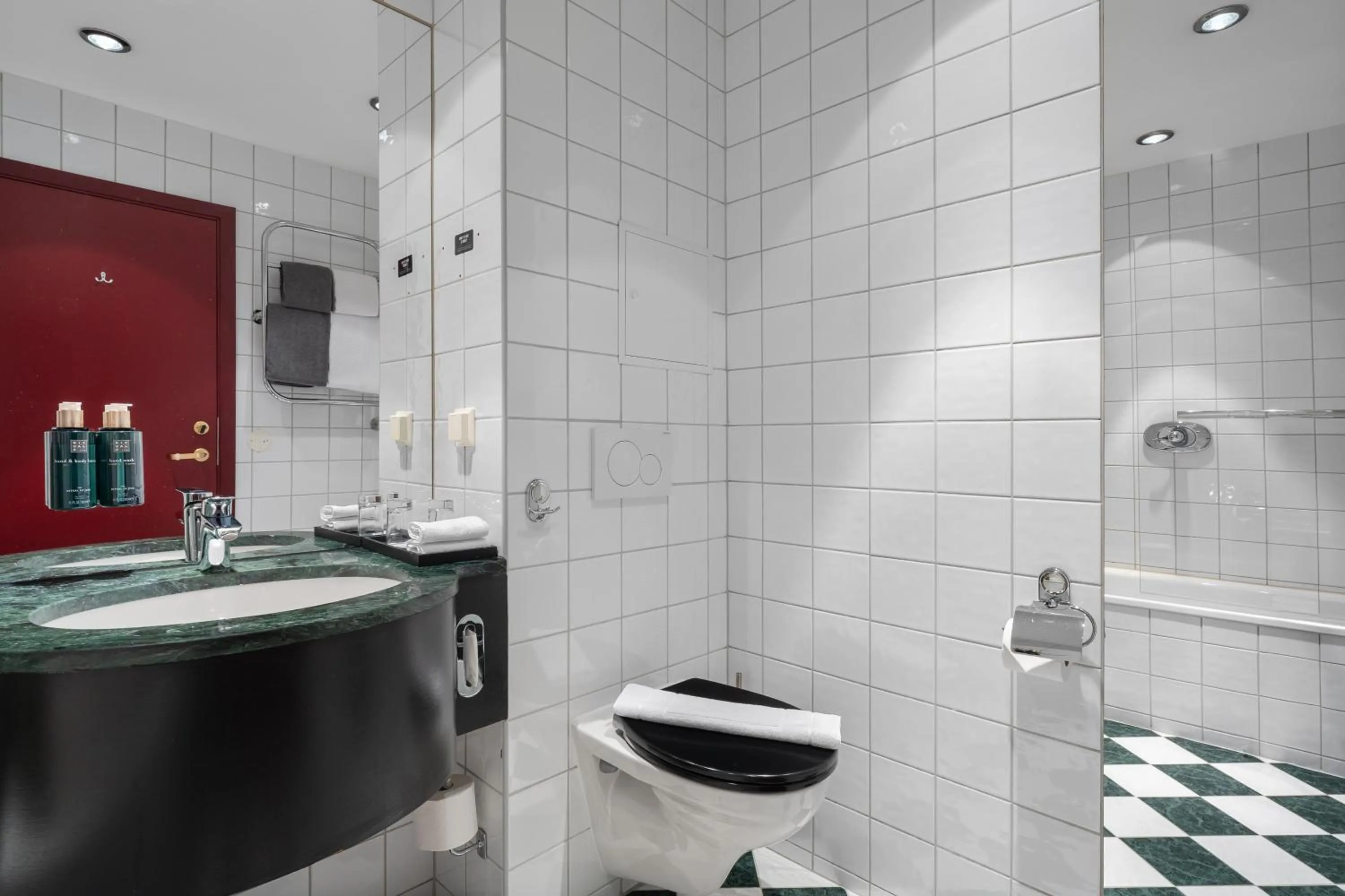 Toilet in Home Hotel Bryggen