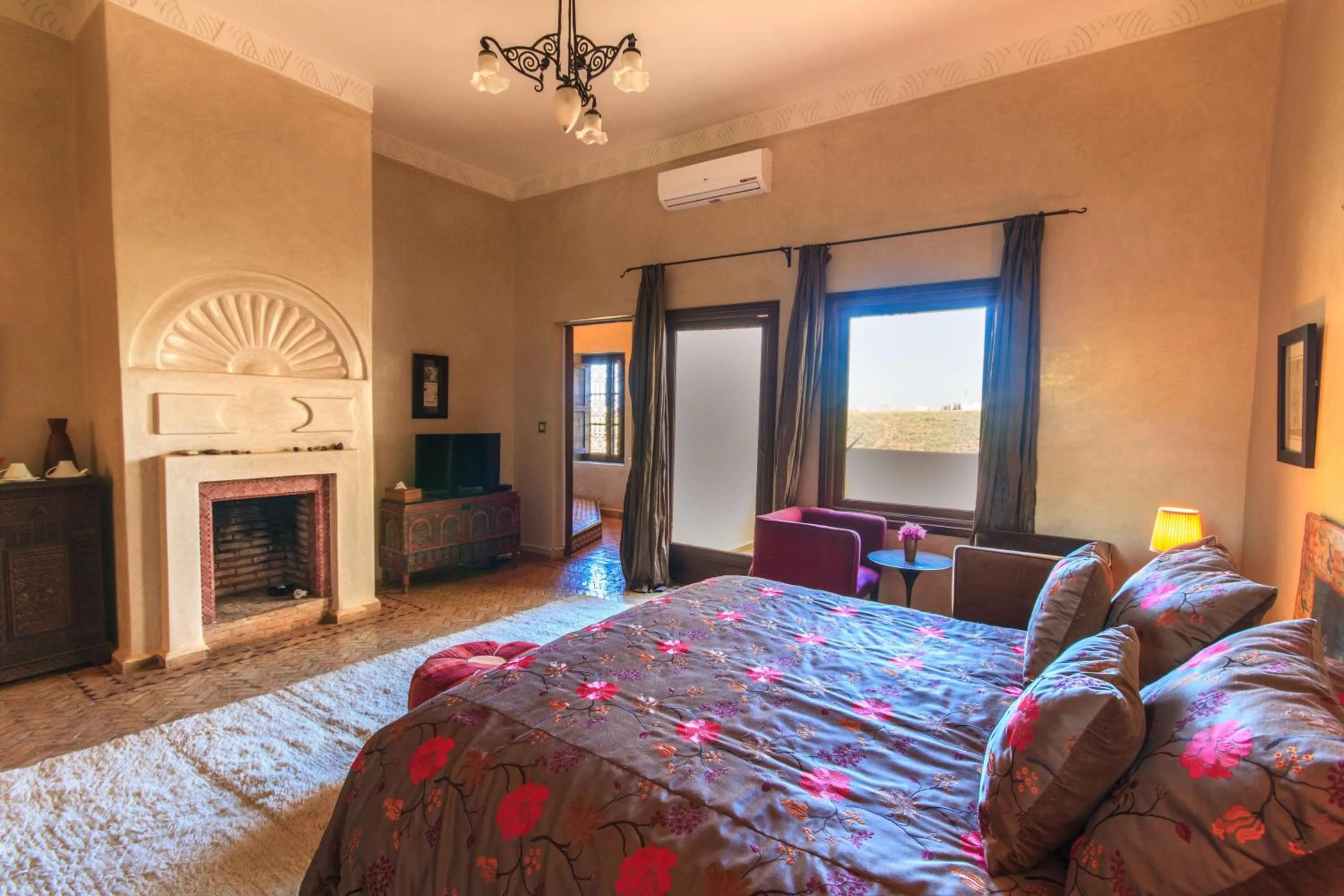 Photo of the whole room, Bed in Kasbah Tabelkoukt