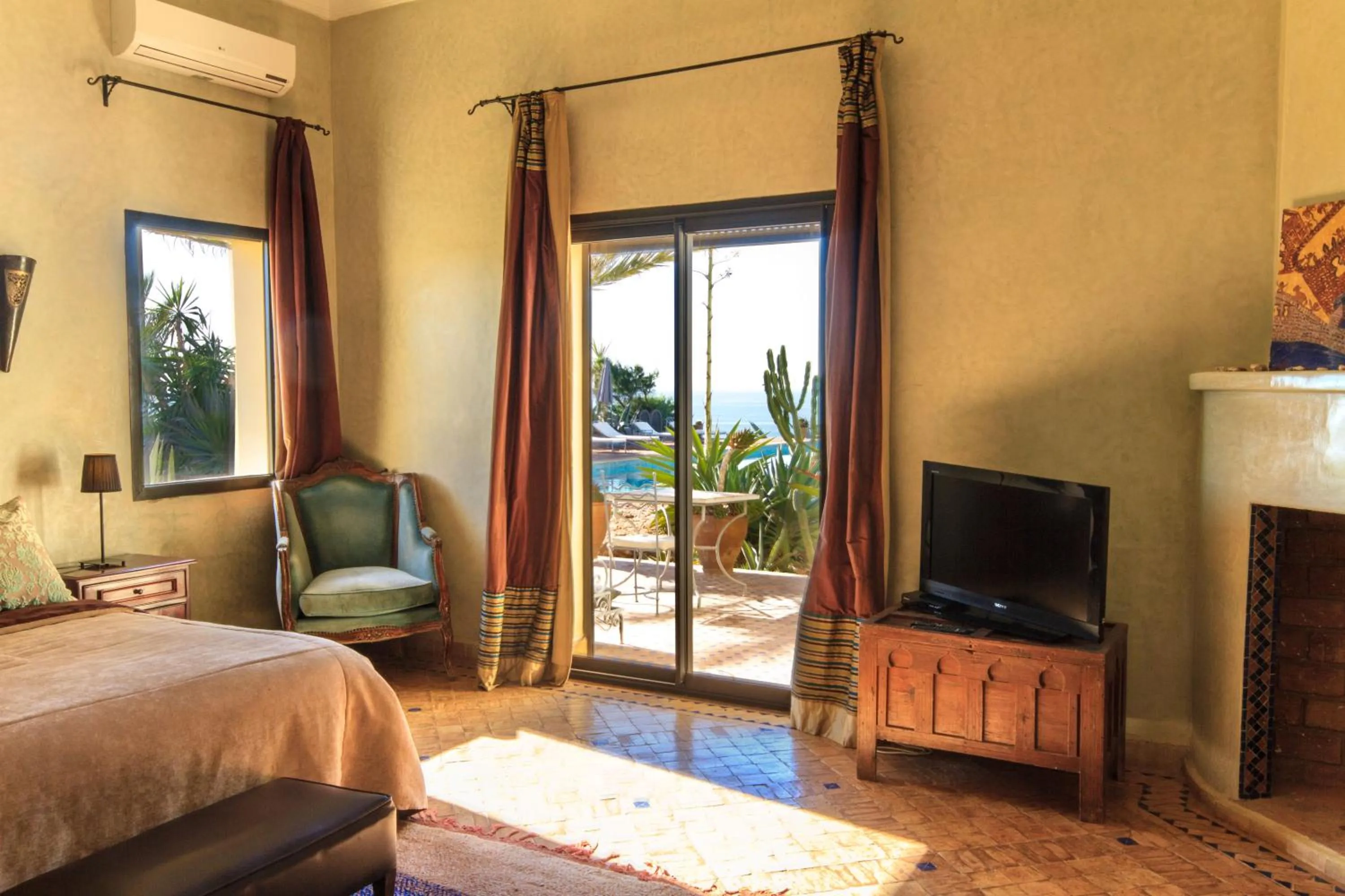 Photo of the whole room, Bed in Kasbah Tabelkoukt