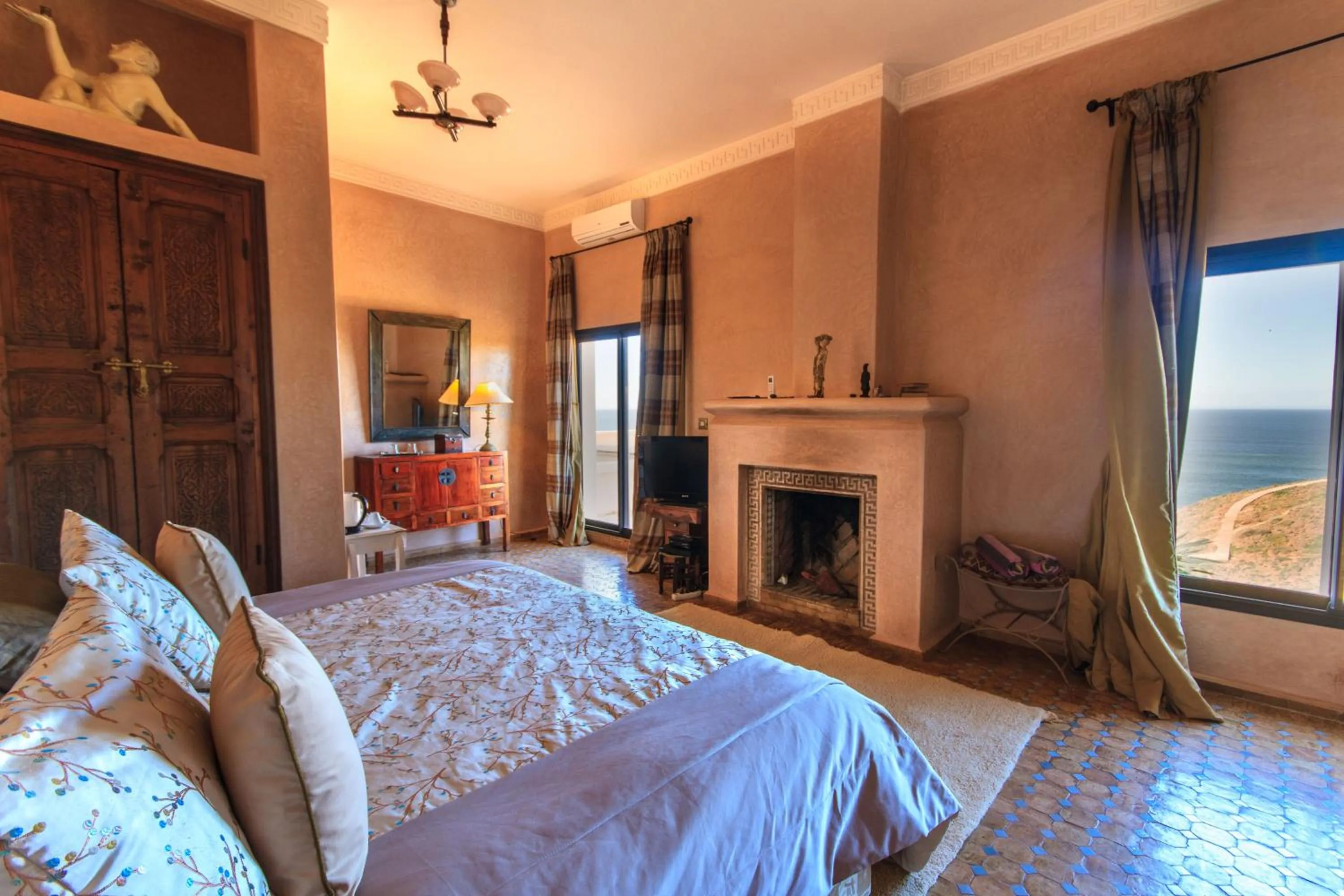 Photo of the whole room, Bed in Kasbah Tabelkoukt