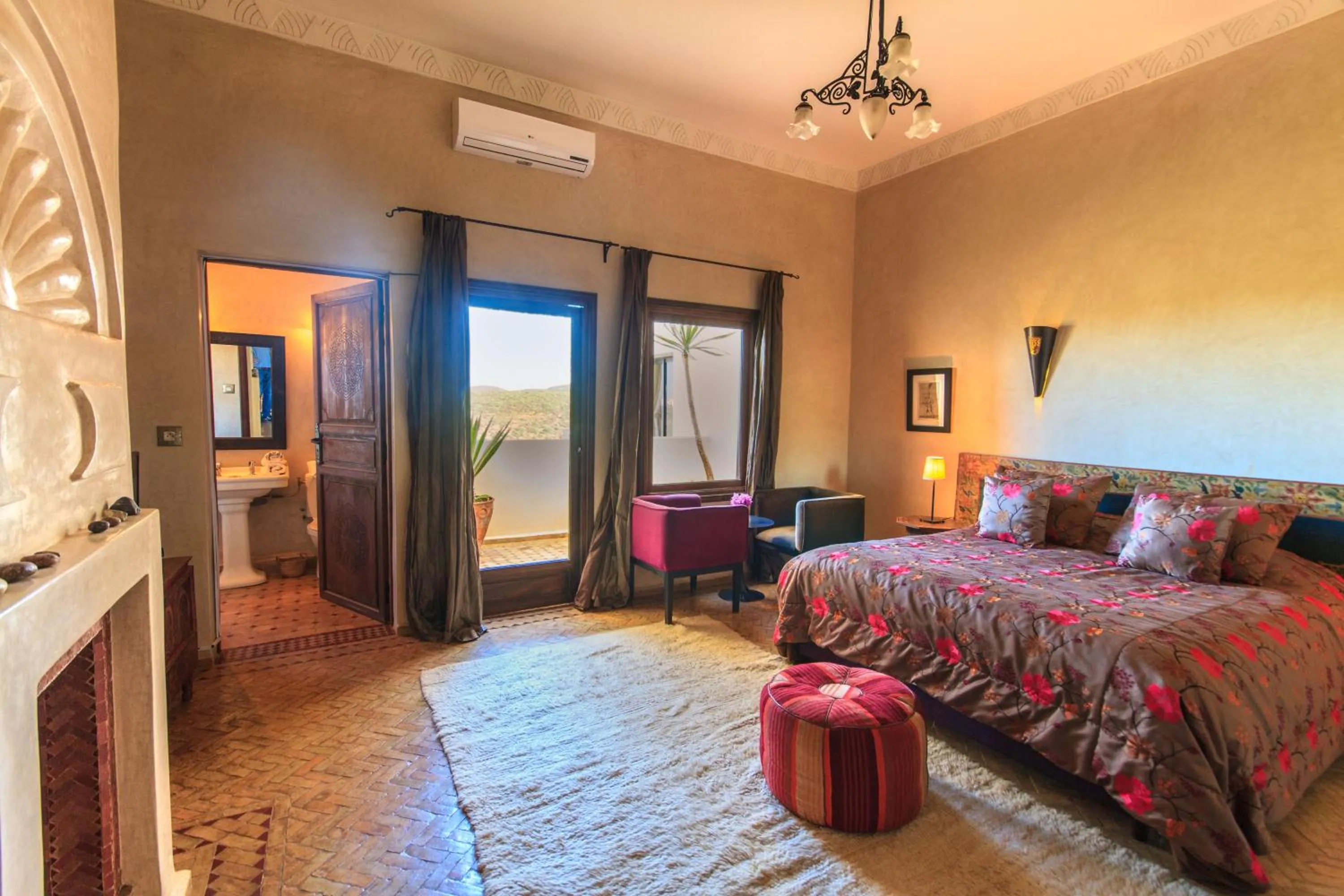 Photo of the whole room, Bed in Kasbah Tabelkoukt