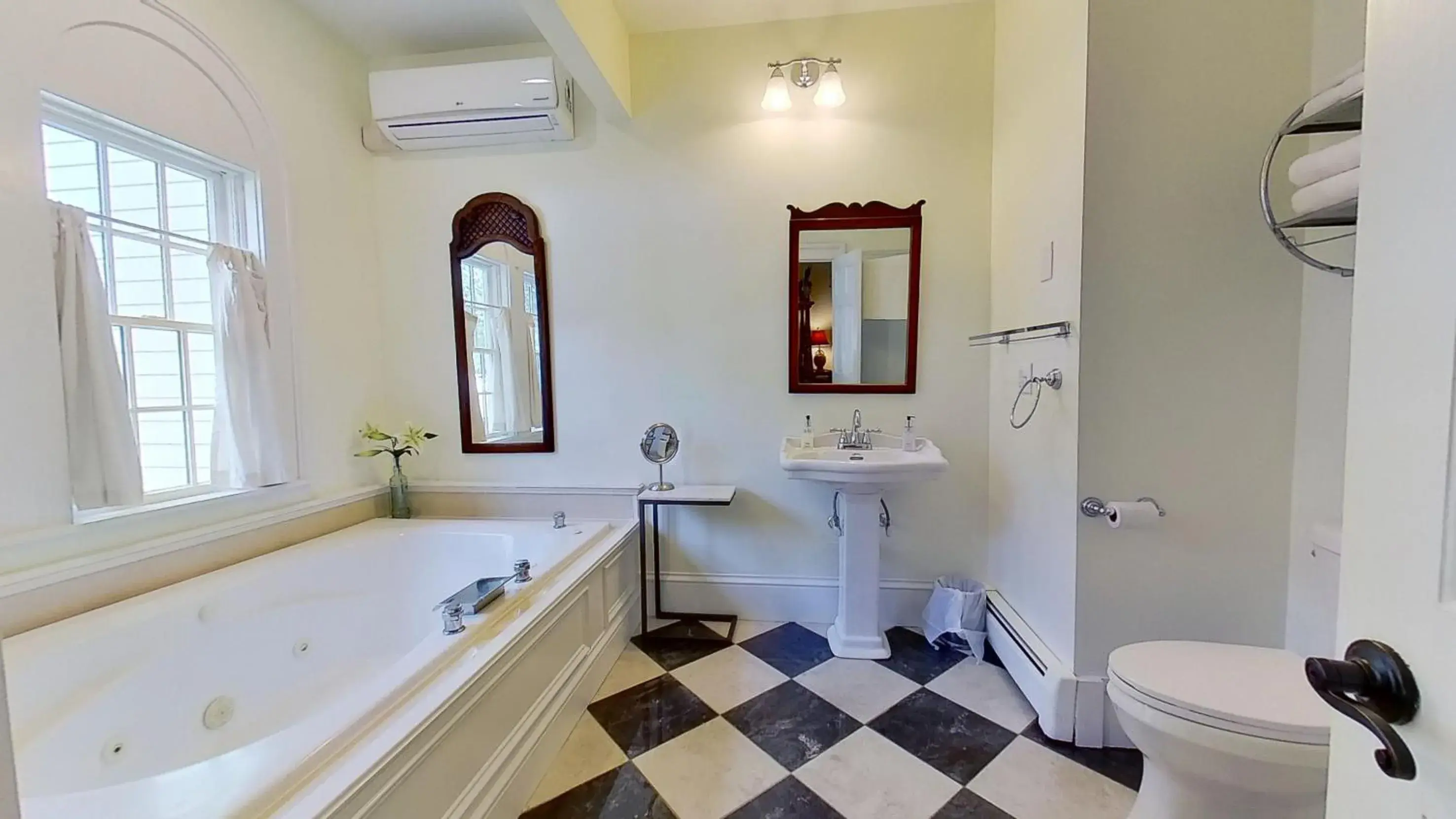 Queen Room with Spa Bath in John Joseph Inn Queen Room with Spa Bath in John Joseph Inn