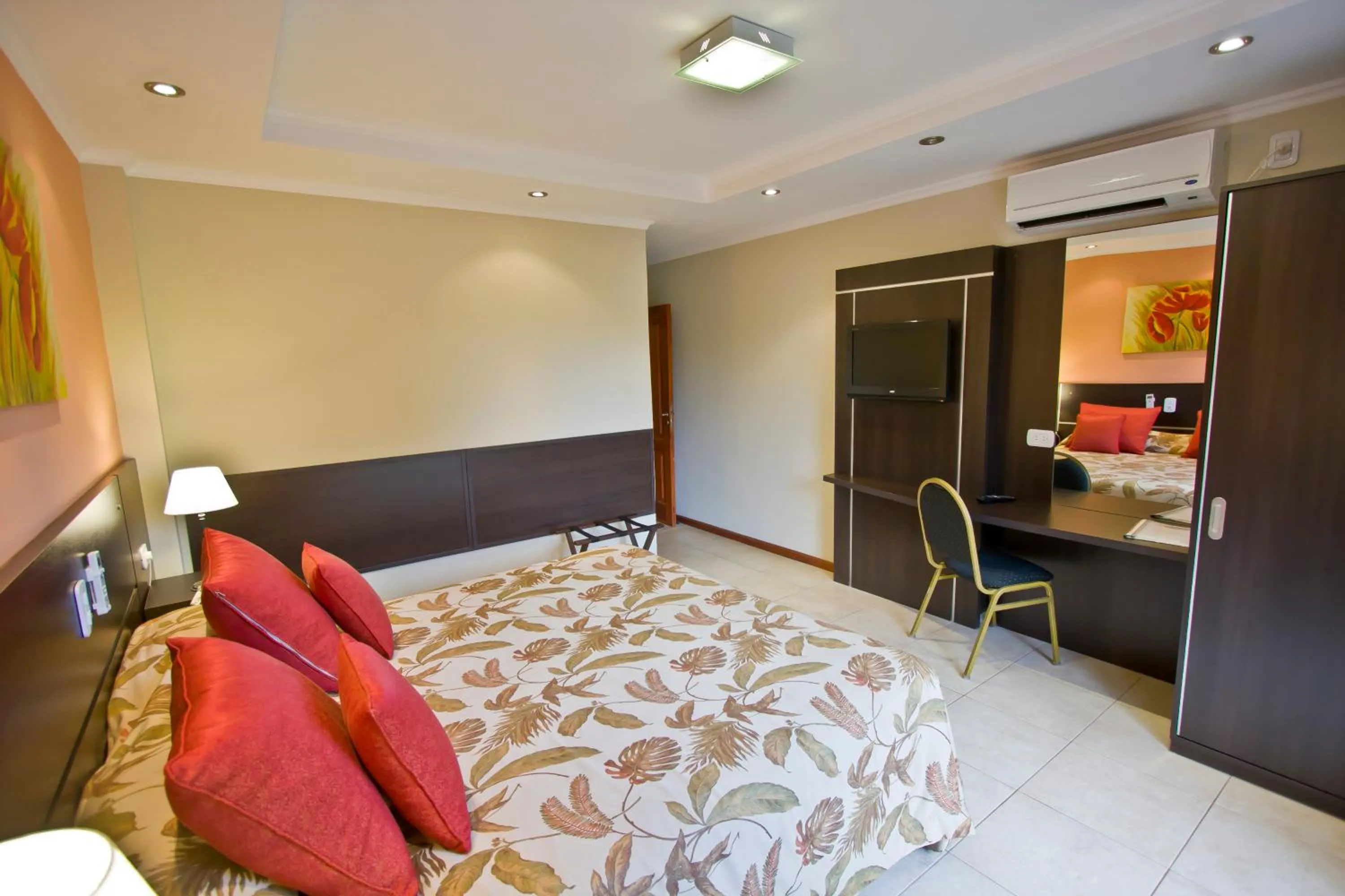 Bedroom, Bed in Hotel Jardin De Iguazu