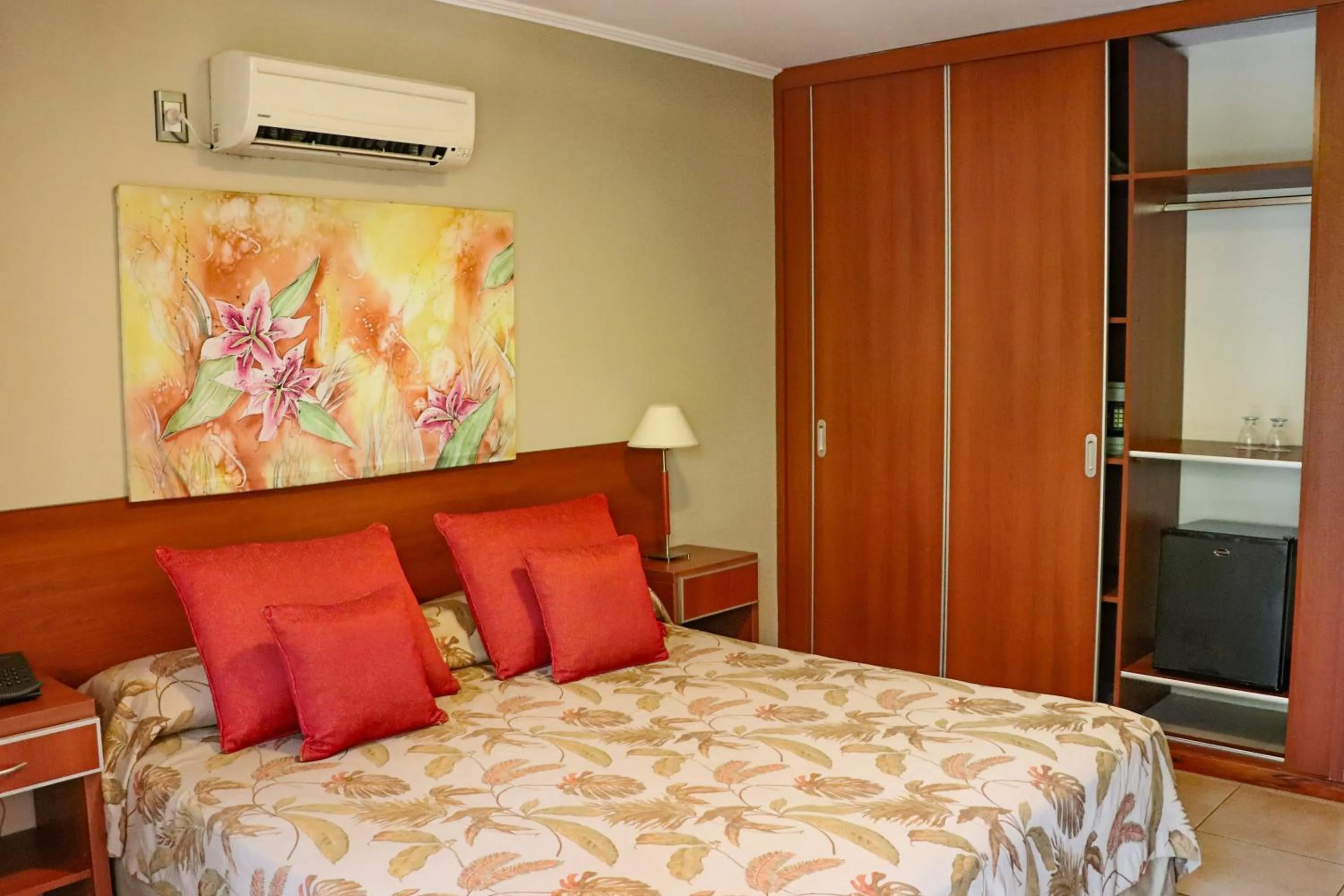 Photo of the whole room, Bed in Hotel Jardin De Iguazu